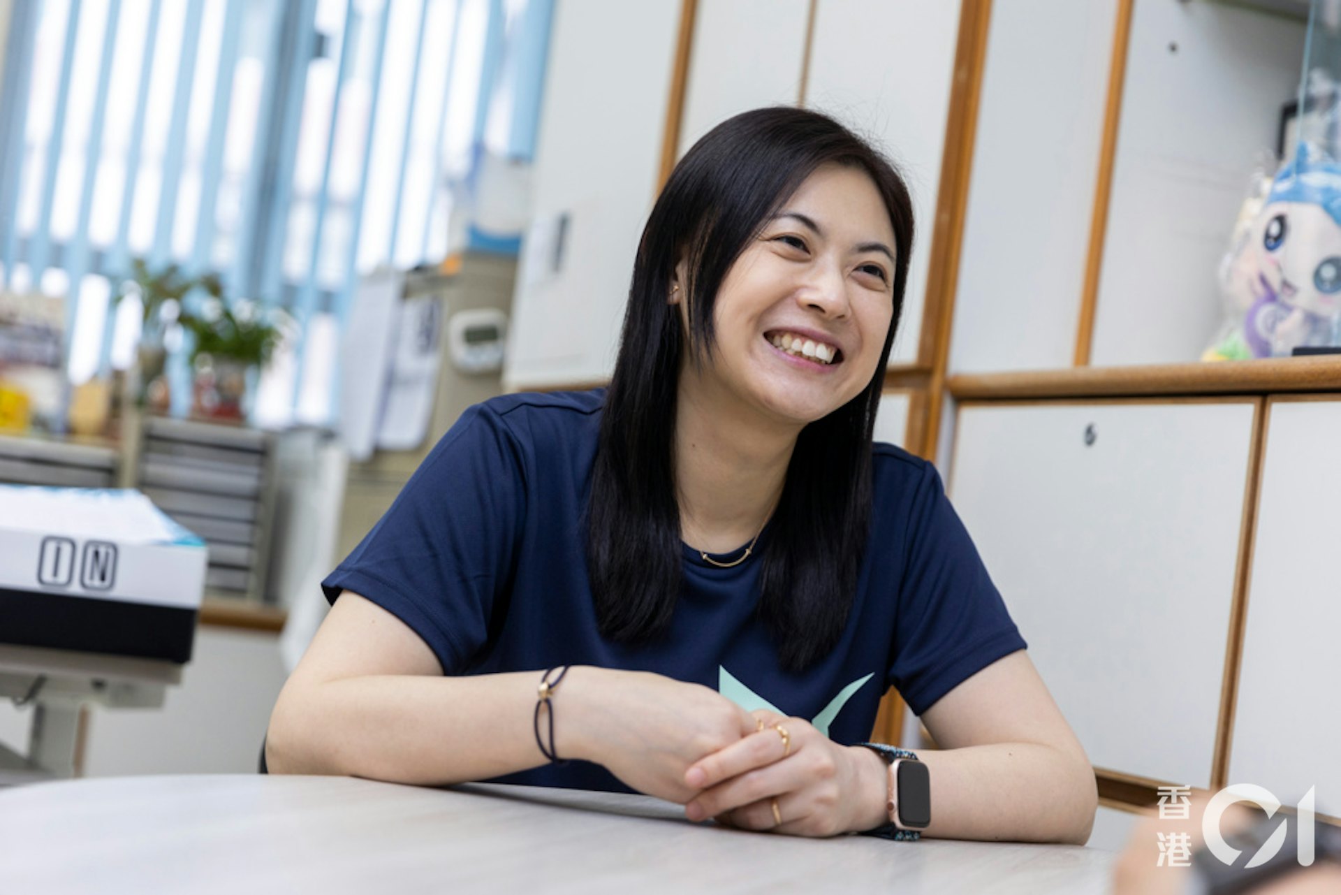 聖公會基愛小學張樂霈校長於中學時間投入劍擊運動,更曾是港隊成員之一,同時亦能兼顧學術。(陳葦慈攝) 聖公會基愛小學張樂霈校長於中學時間投入劍擊運動,更曾是港隊成員之一,同時亦能兼顧學術。(陳葦慈攝)