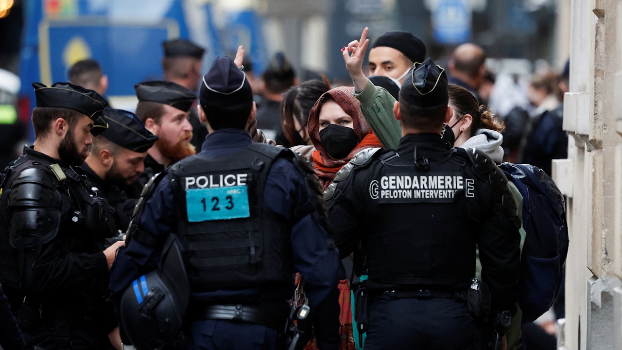 法國挺巴示威升級學生佔樓絕食警進入巴黎政治學院清場 - 香港01
