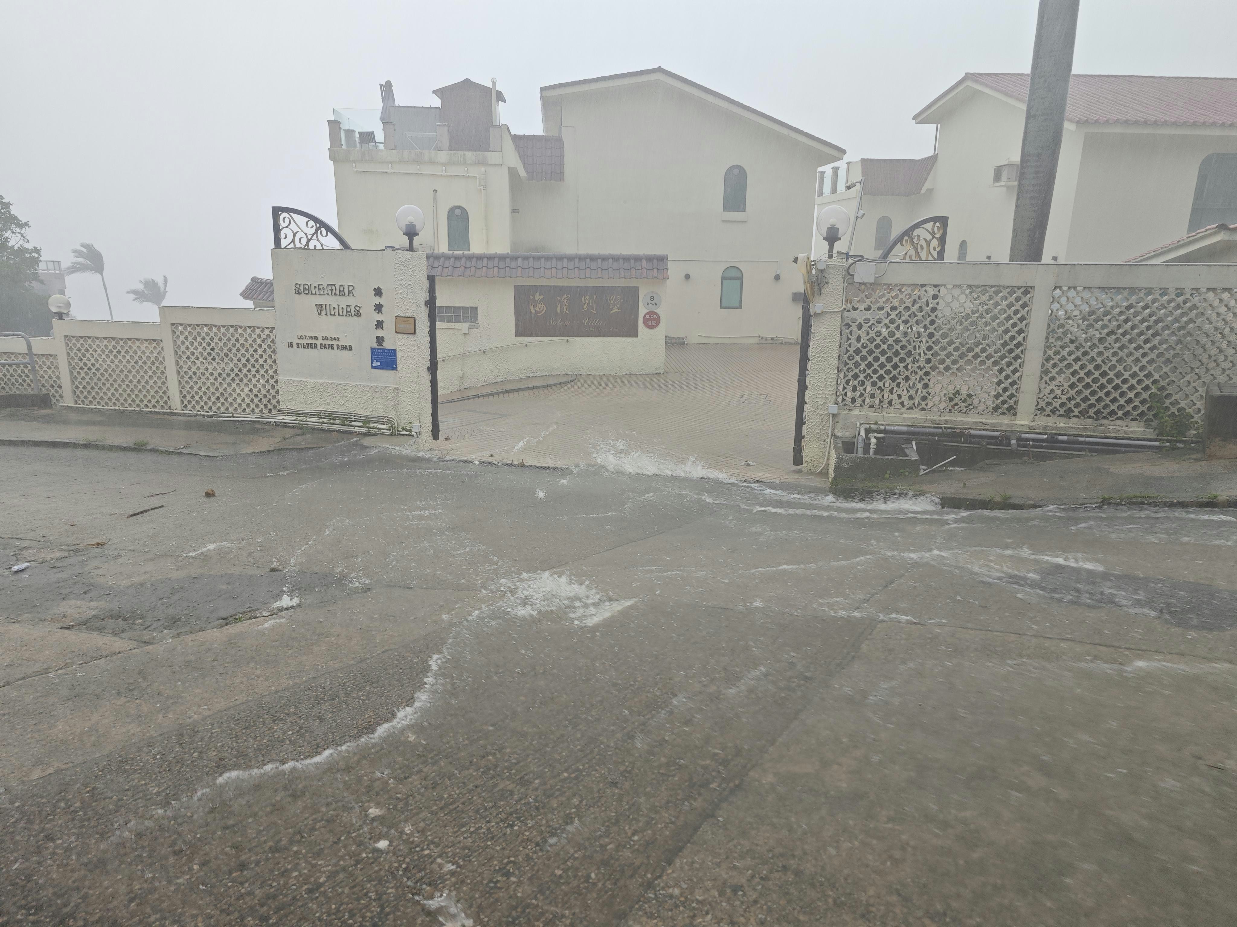清晨6时许，警方接获市民报案指，清水湾银岬路15号海滨别墅附近有水浸。
