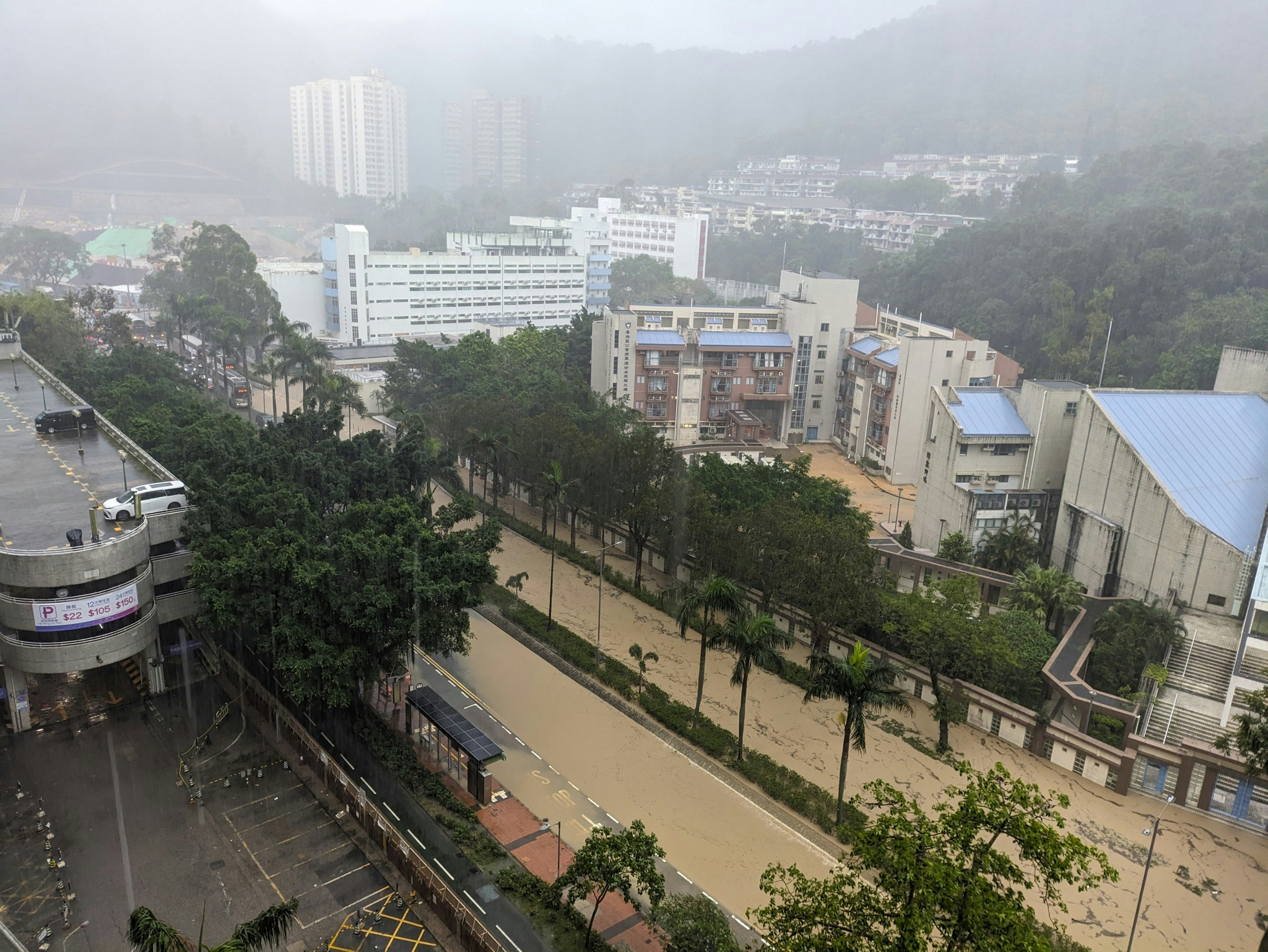 香港圣公会将军澳安老服务大楼对开宝林北路亦出水浸。（将军澳主场/Cason DC相片）