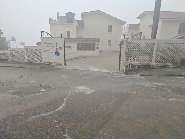 5月4日暴雨大水浸。清晨6时许，警方接获市民报案指，清水湾银岬路15号海滨别墅附近有水浸。