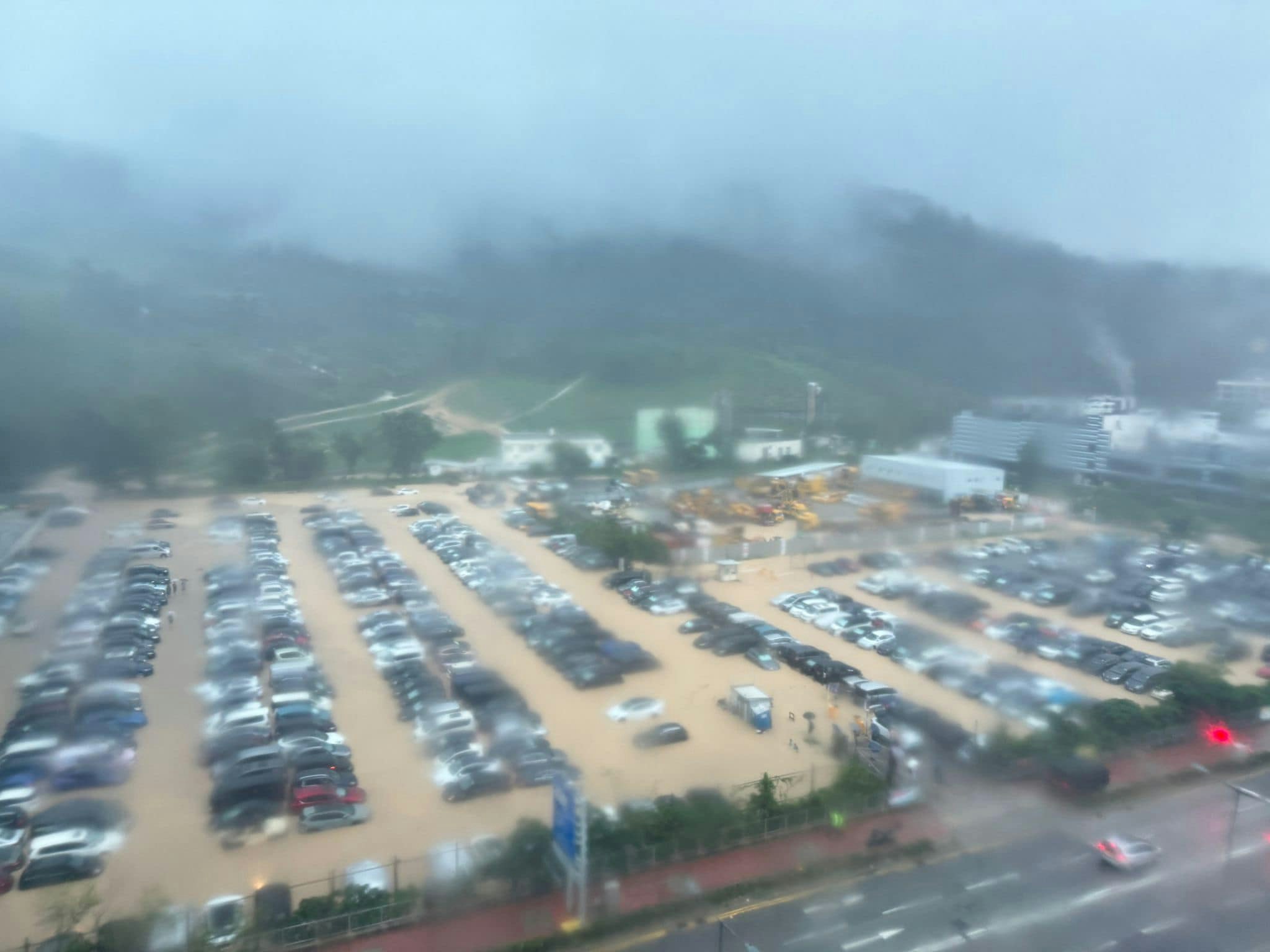 日出康城领都旁边的露天停车场水浸，场面震撼。（facebook「马路的事」Bosco Chu图片）