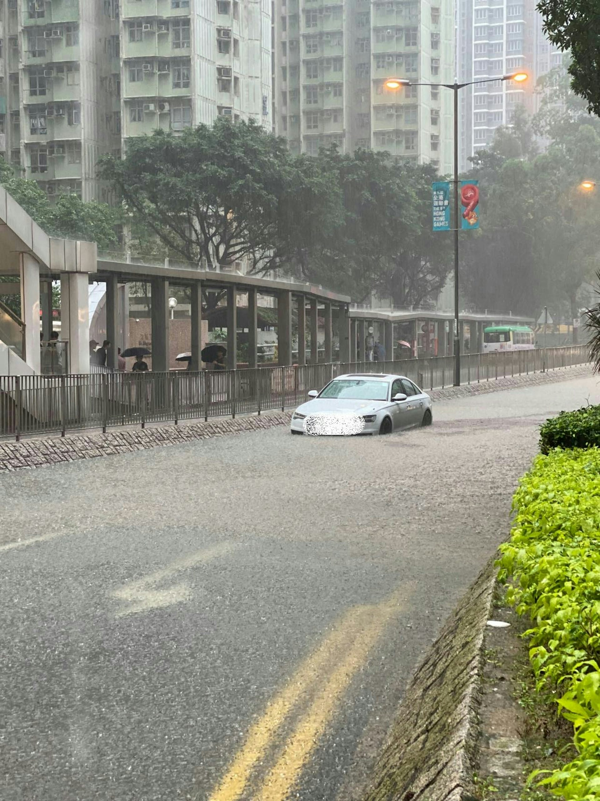 5月4日将军澳暴雨大水浸。新宝城对开有私家车及的士被水围困。（将军澳主场/Billy Cheung相片）