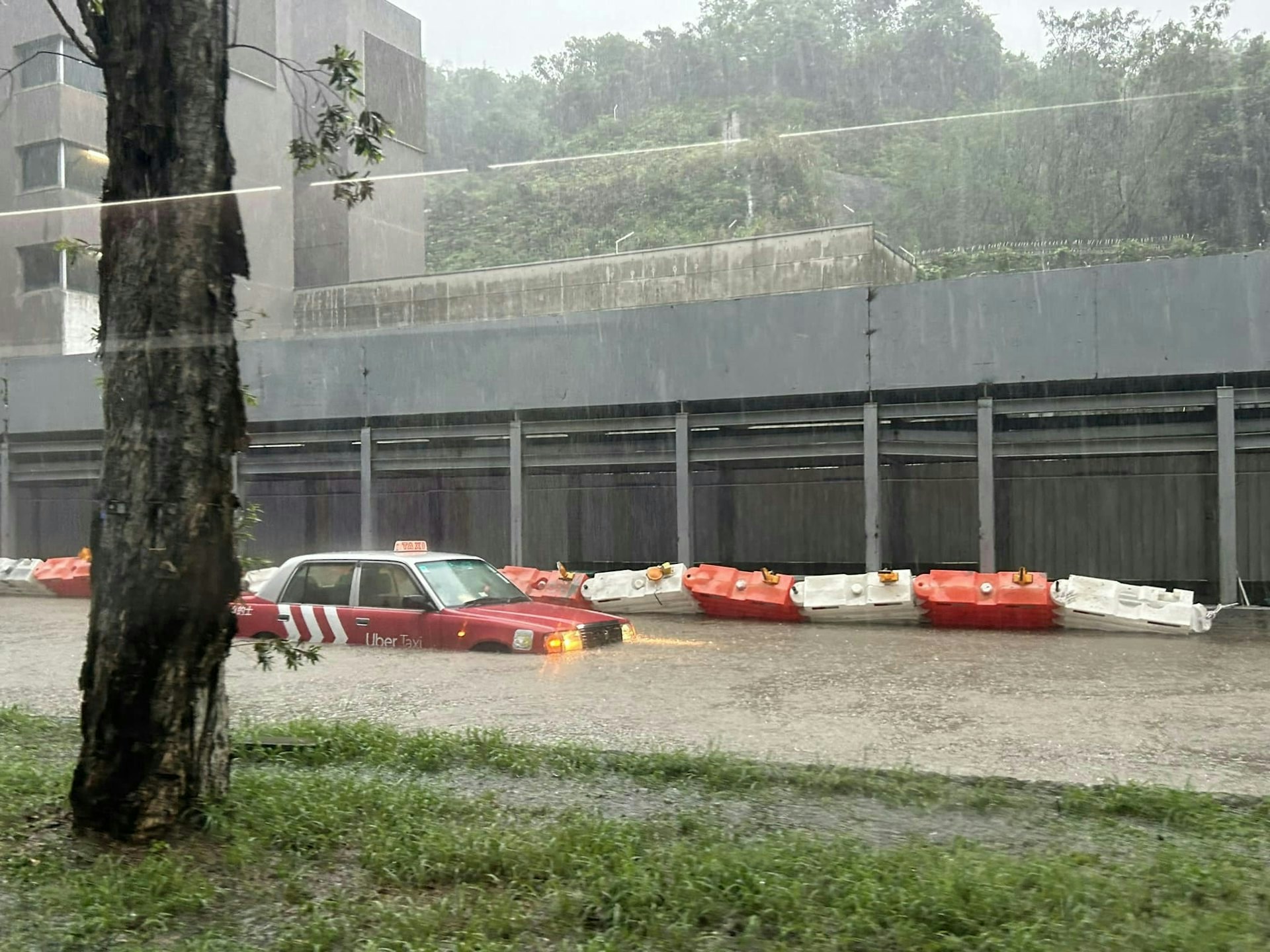 5月4日将军澳暴雨大水浸。新宝城对开有私家车及的士被水围困。（将军澳主场/Walter Ma相片）