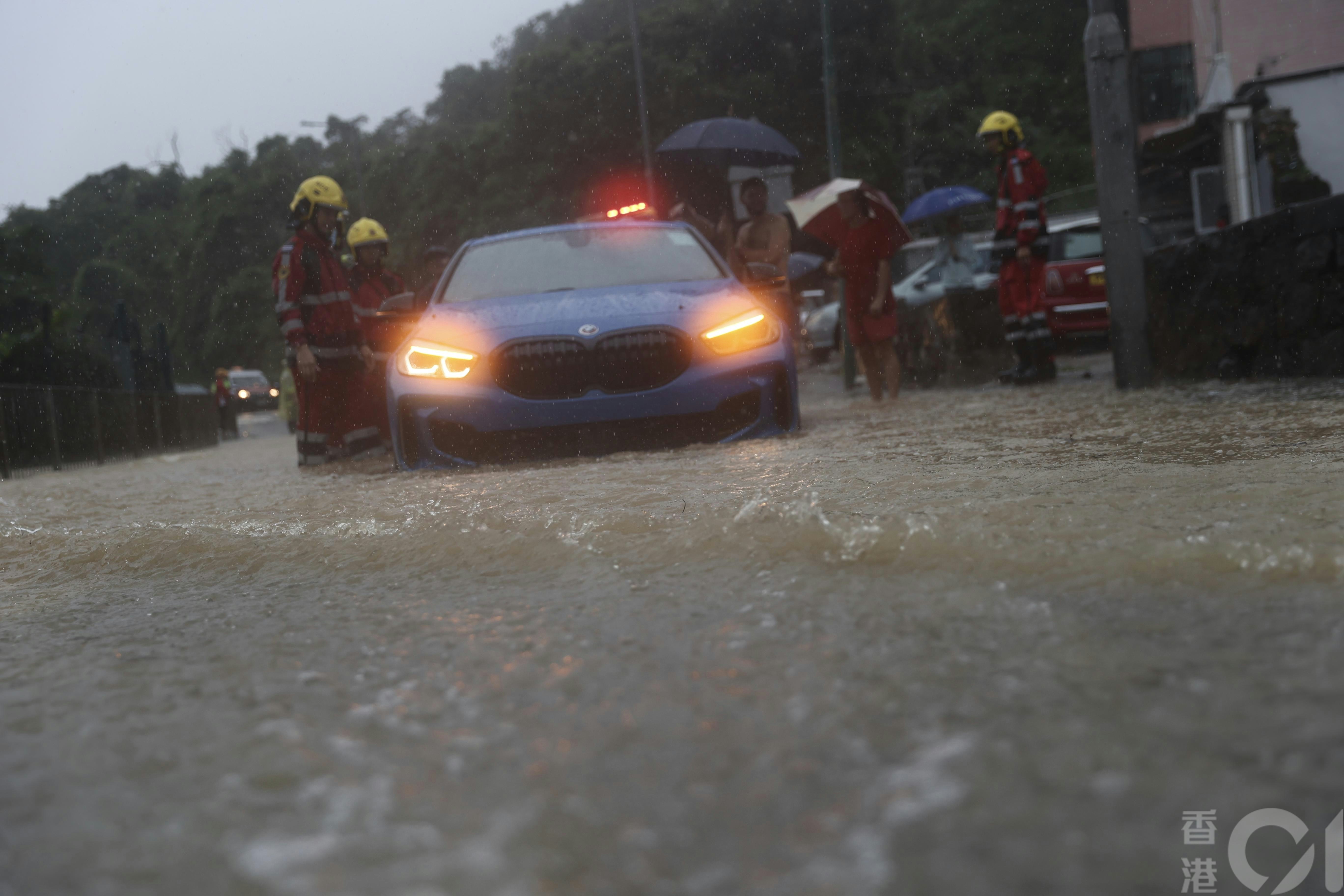 5月4日西贡大暴雨，大网仔路大环村段有多辆汽车死火，消防员到来协助。（卢翊铭摄)