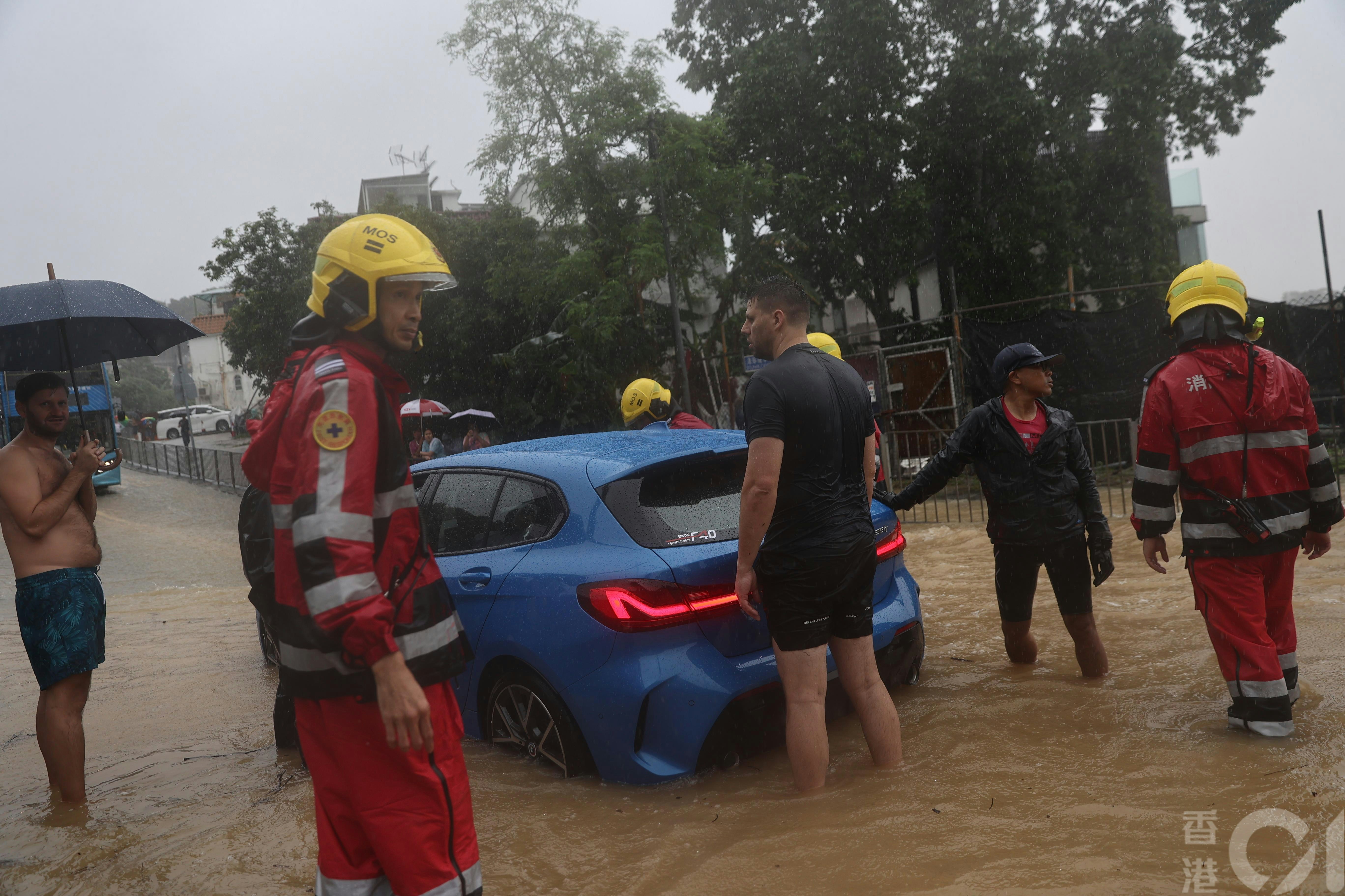 5月4日西贡大暴雨，大网仔路大环村段有多辆汽车死火，消防员到来协助。（卢翊铭摄)