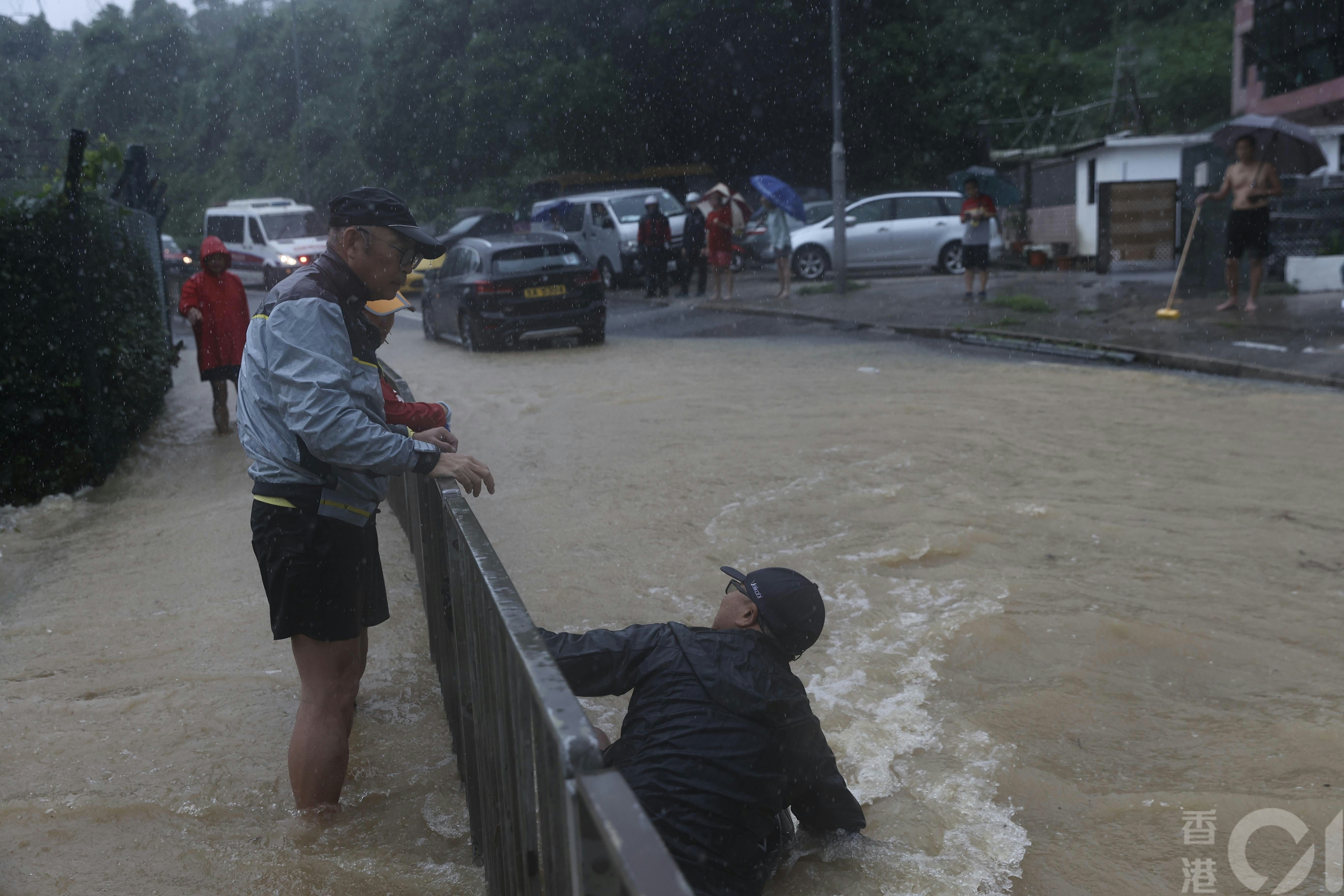 5月4日西贡大暴雨，大网仔路大环村段水浸，有居民清理去水渠阻塞物。（卢翊铭摄)