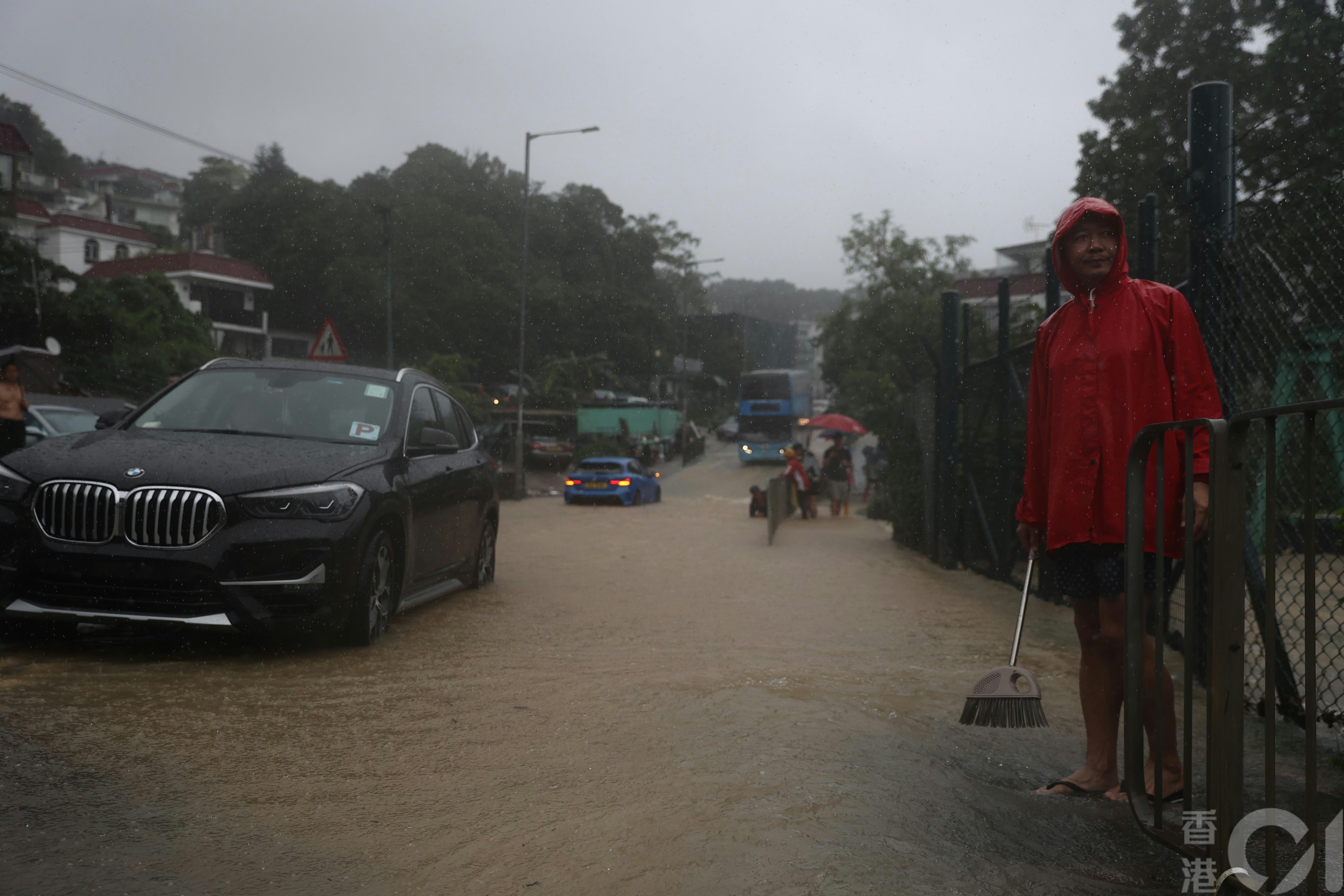 5月4日西贡大暴雨，大网仔路大环村段死车。（卢翊铭摄)