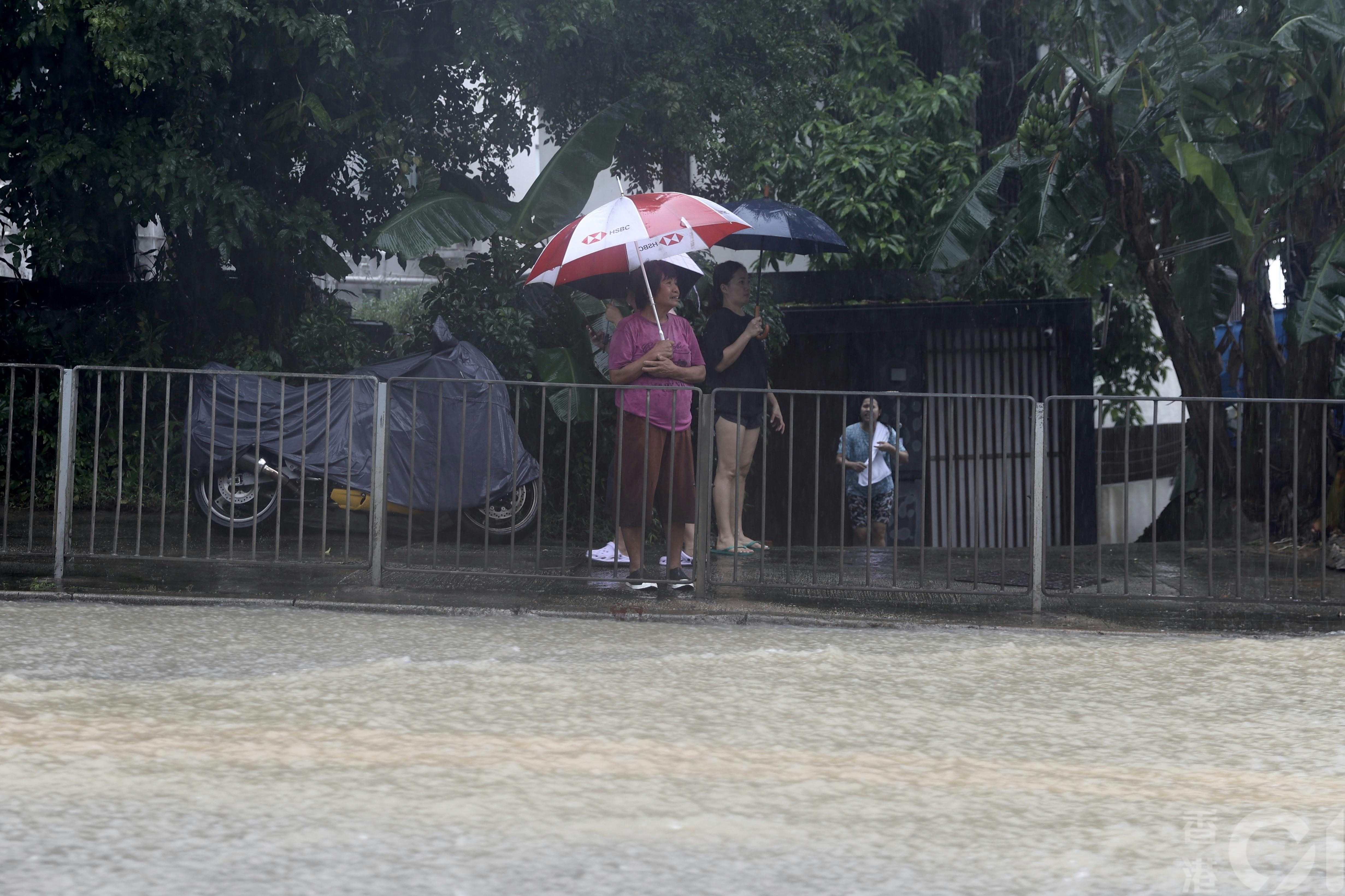 5月4日西贡大暴雨，大网仔路大环村段水浸，一片泥黄色。（卢翊铭摄)