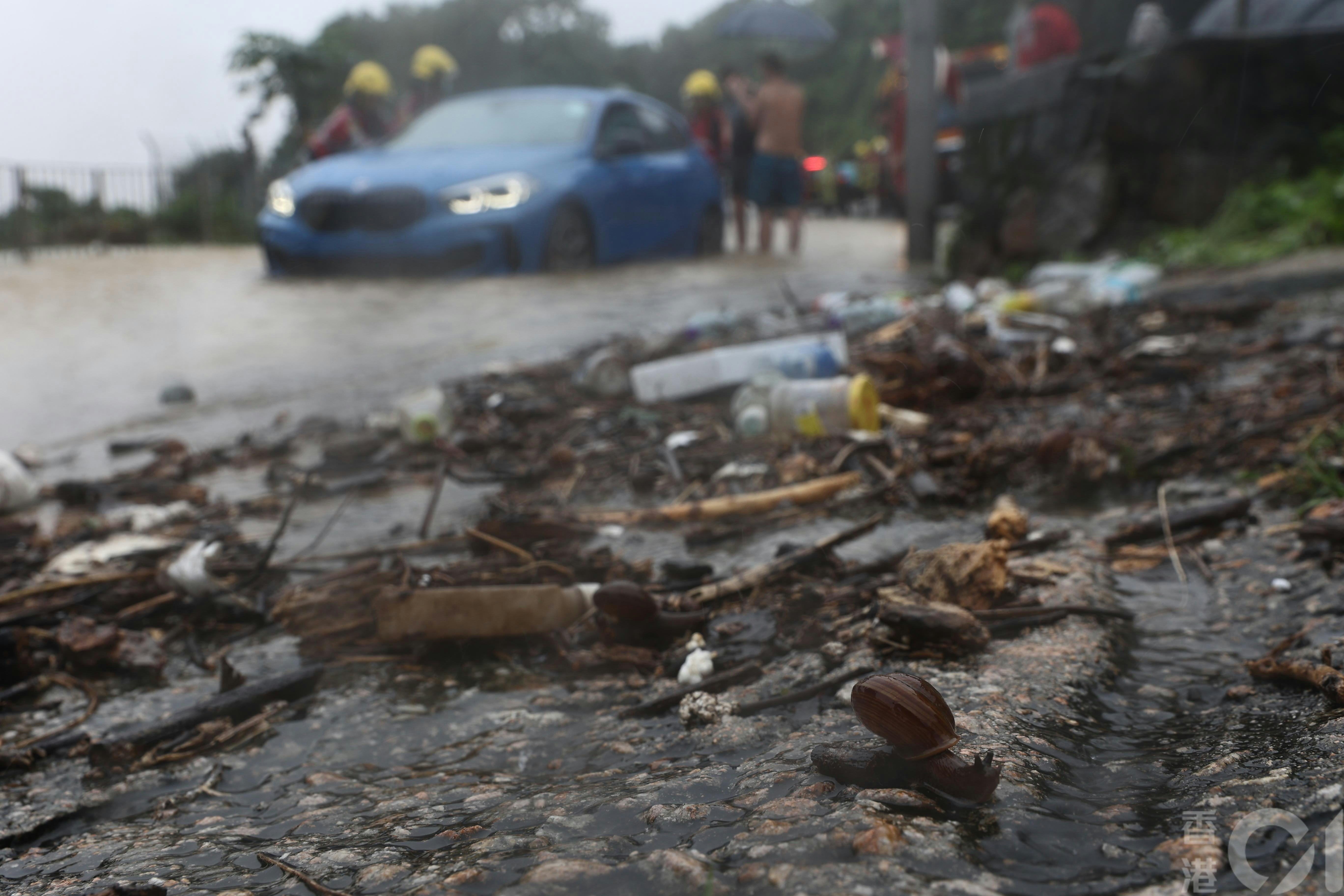5月4日西贡大暴雨，大网仔路大环村段水浸，一片泥黄色。（卢翊铭摄)