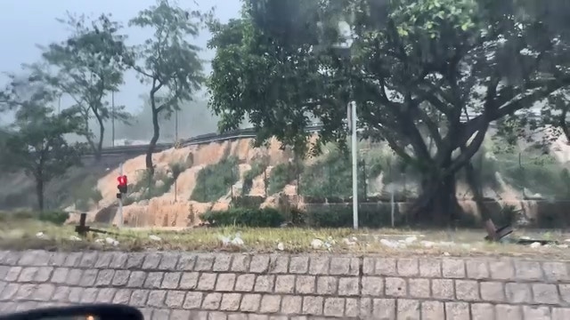 将军澳网民驶车外出拍到上方路面有泥水涌落下方马路，变成泥水瀑布。（fb群组「将军澳主场」影片截图）