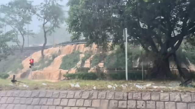 将军澳网民驶车外出拍到上方路面有泥水涌落下方马路，变成泥水瀑布。（fb群组「将军澳主场」影片截图）