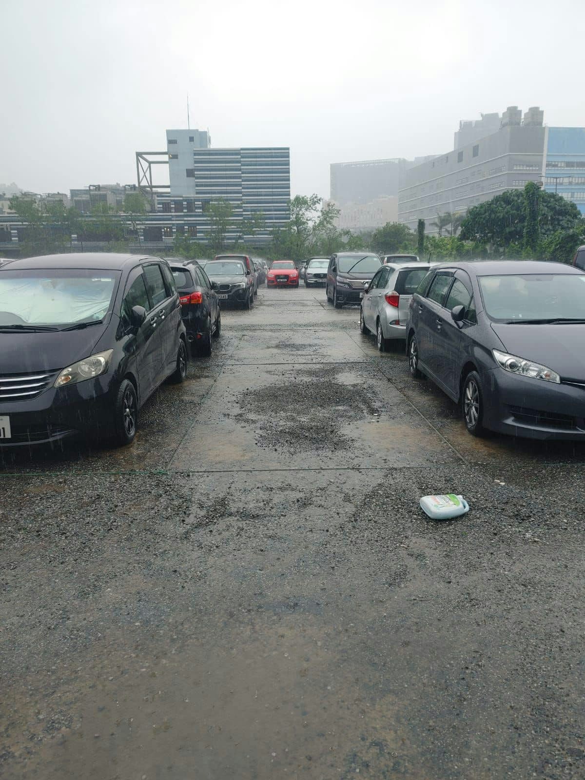 日出康城对出露天停车场水浸亦已退去。（「下水水 Drainy」FB图片）