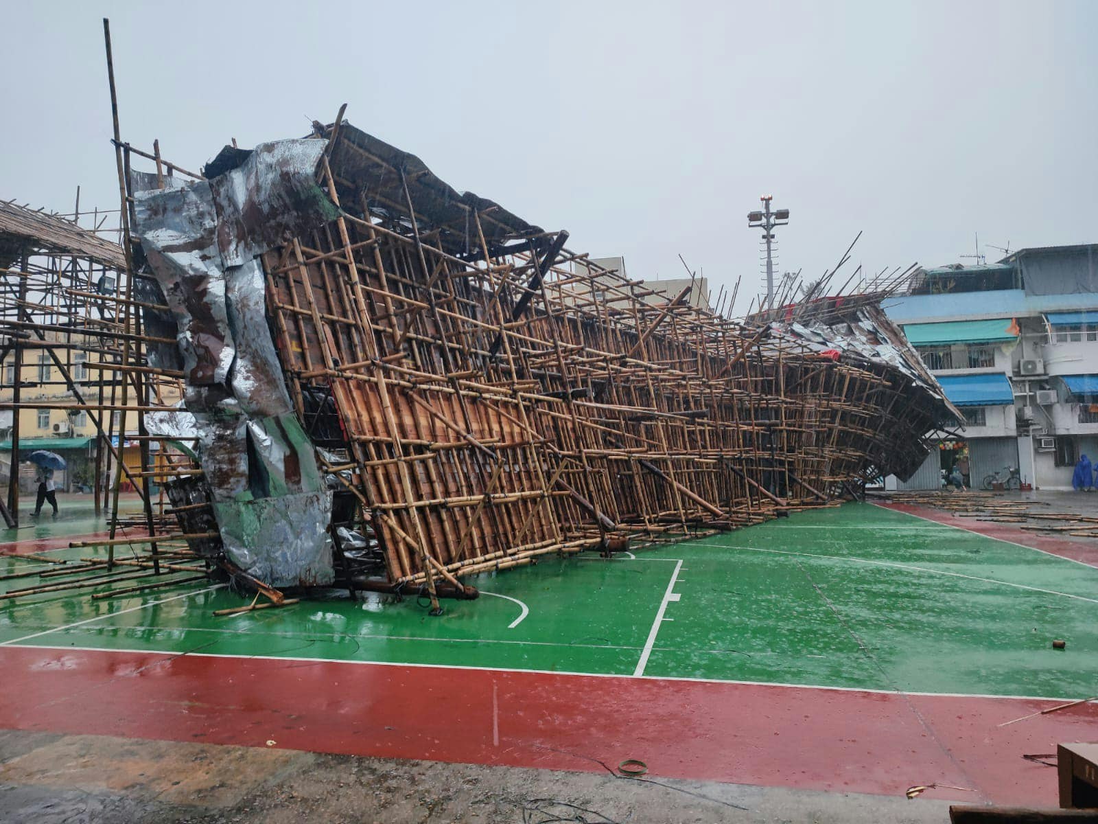 长洲北社三里篮球场有包山架倒塌。（fb／长洲足迹Footprint of Cheung Chau）