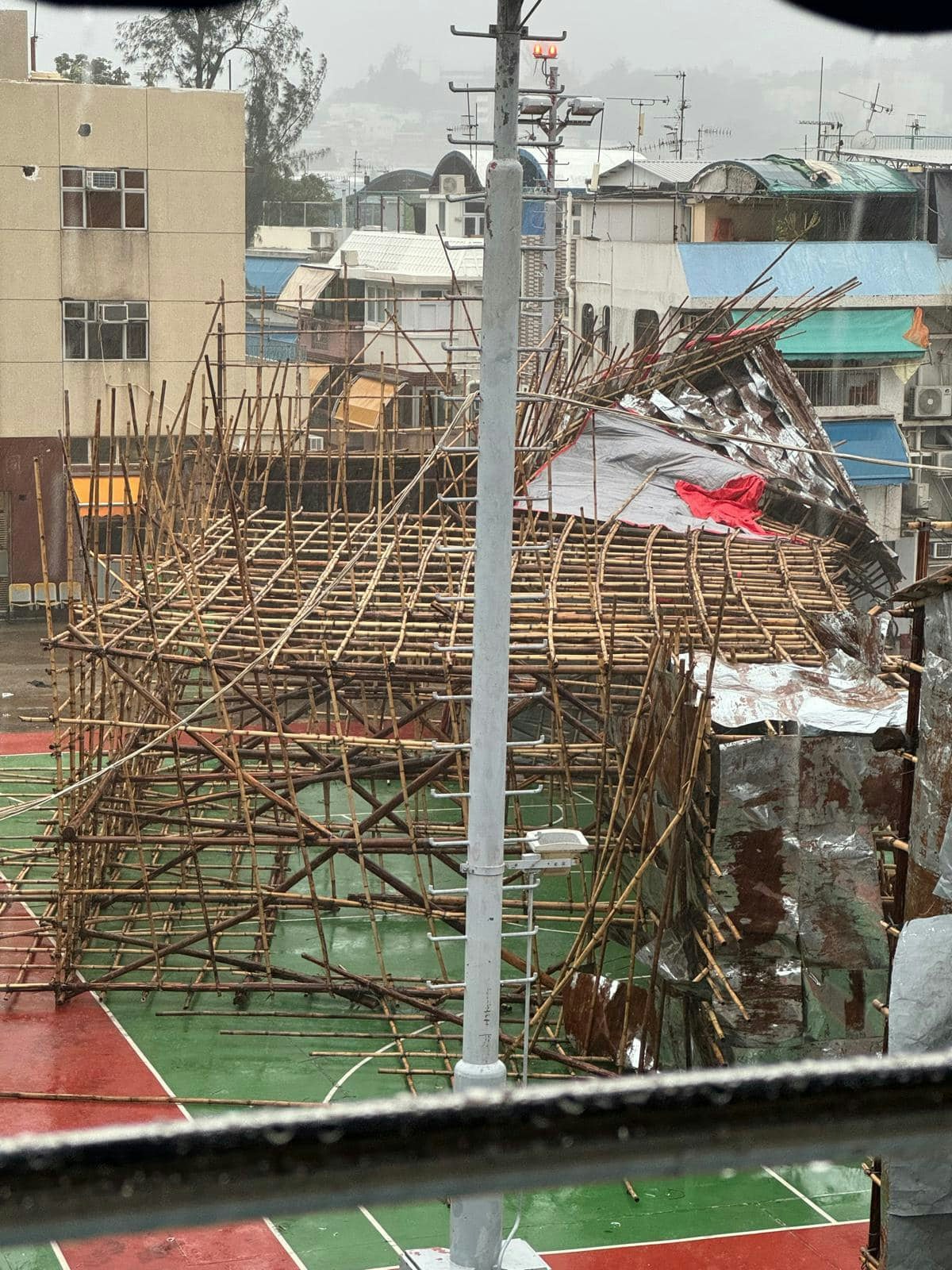 长洲北社三里篮球场有包山架倒塌。（fb／长洲足迹Footprint of Cheung Chau）
