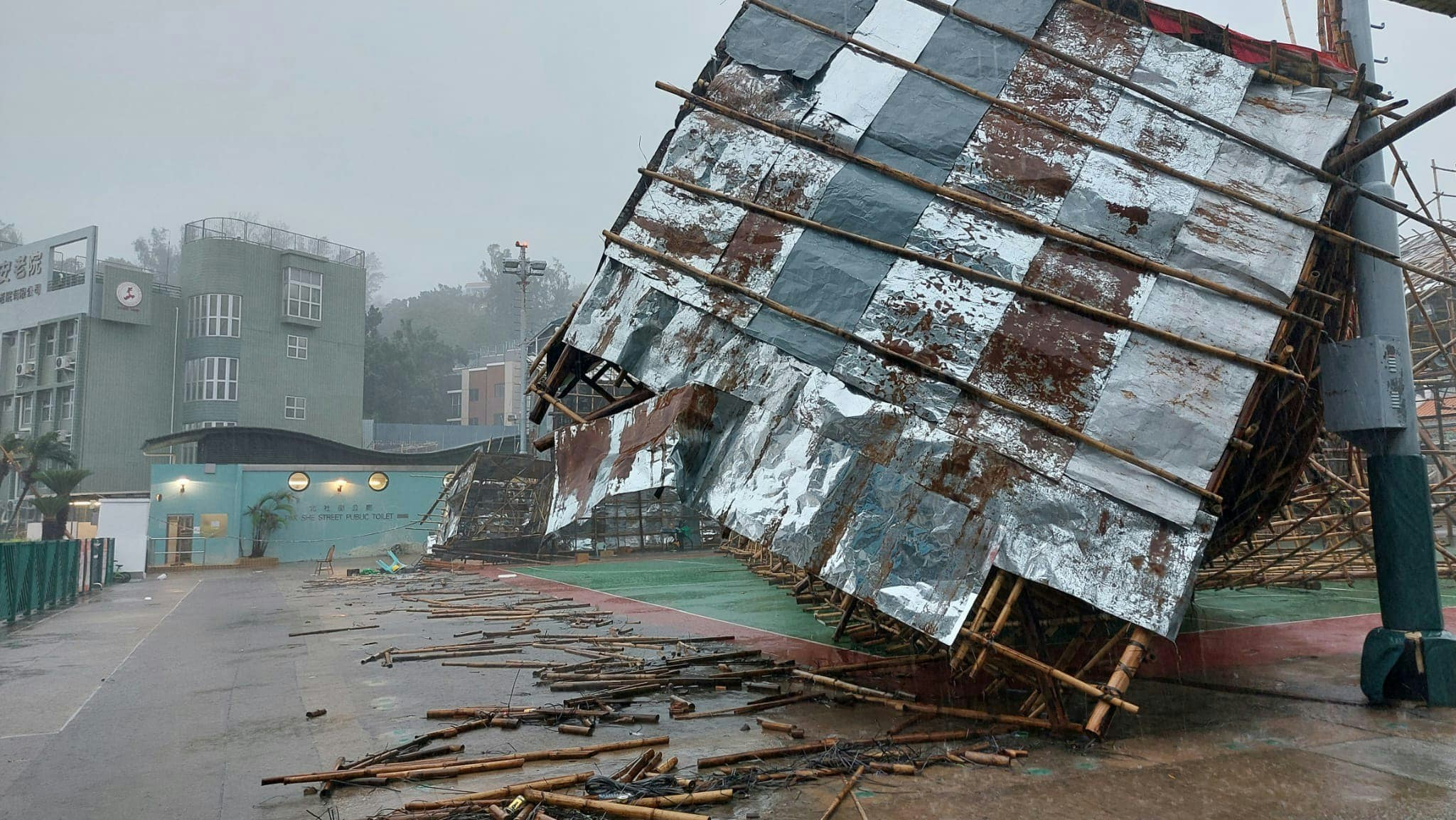 长洲北社三里篮球场有包山架倒塌。（fb／长洲足迹Footprint of Cheung Chau）