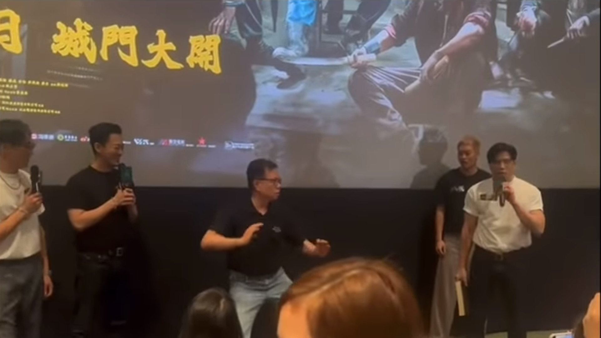 這名被選中的觀眾,紮行馬準備與伍允龍過招。(影片截圖) 這名被選中的觀眾,紮行馬準備與伍允龍過招。(影片截圖)