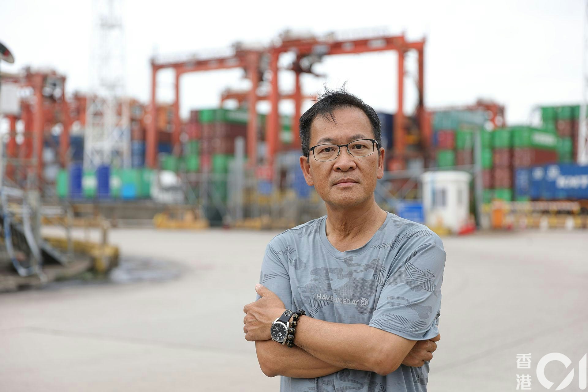 曾参与2013年码头工潮的香港码头业职工会会长黎马建说，目前吊机工人扔要在吊笼上食饭和小便。（郑子峰摄）