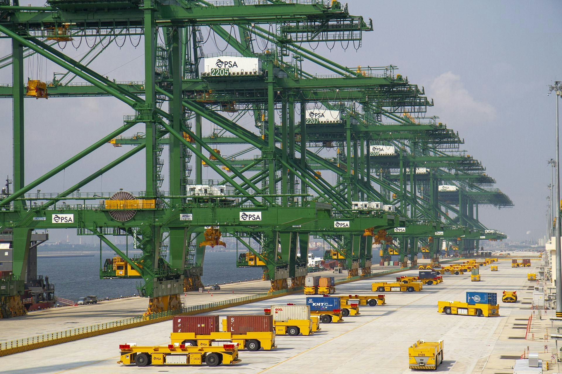 新加坡正逐步将货柜码头迁移至西部填海的「大士港」（Tuas Mega Port），会做到全自动化。（新加坡国际港务集团图片）