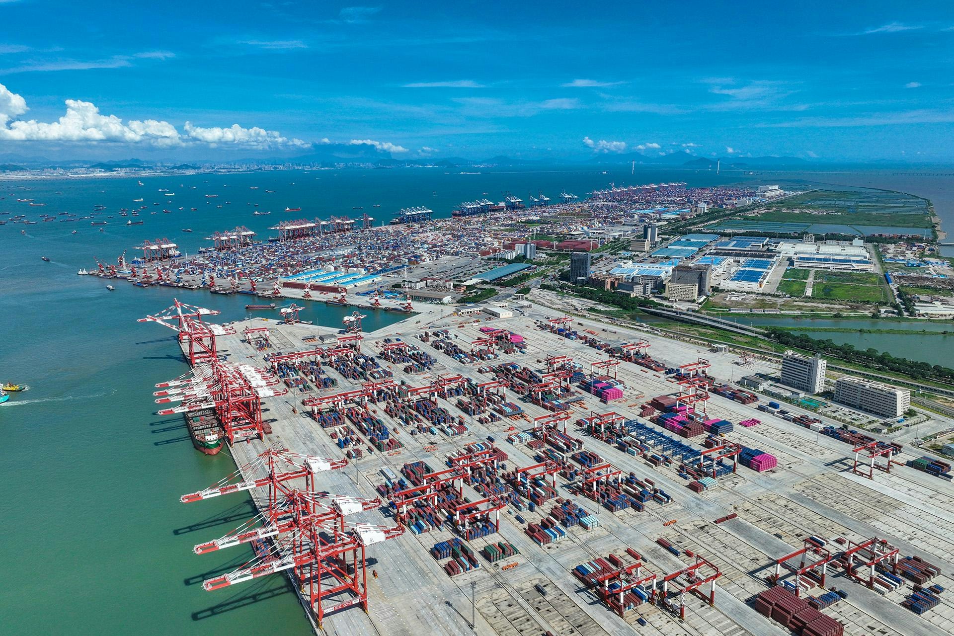 全自动化的广州南沙港第四期2022年启用，货柜场内可以做到空无一人。南沙港远离广州市区。（视觉中国）