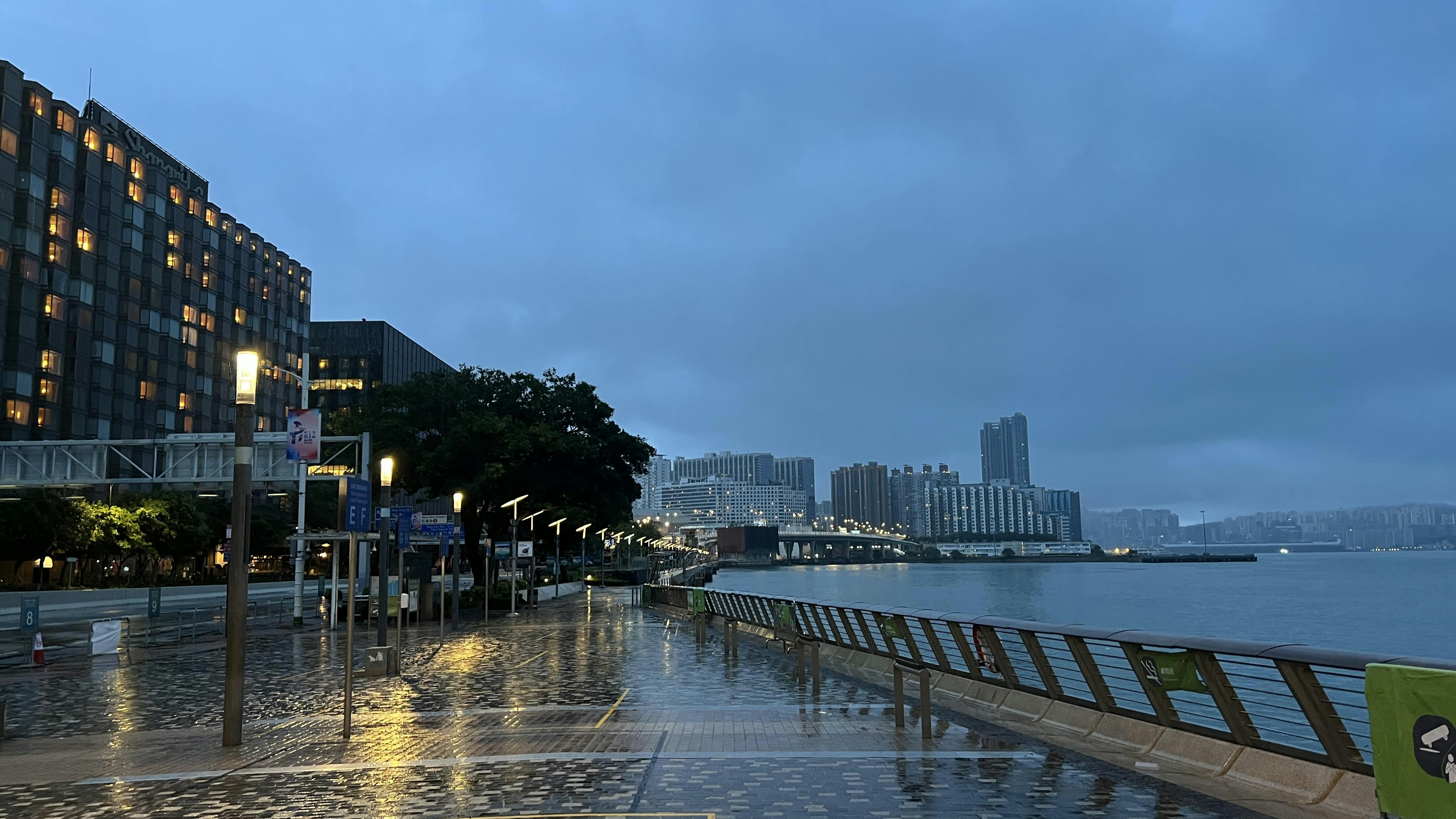 5月5日清晨天阴多云，尖东有微雨，海旁路面湿滑。（李家杰摄)