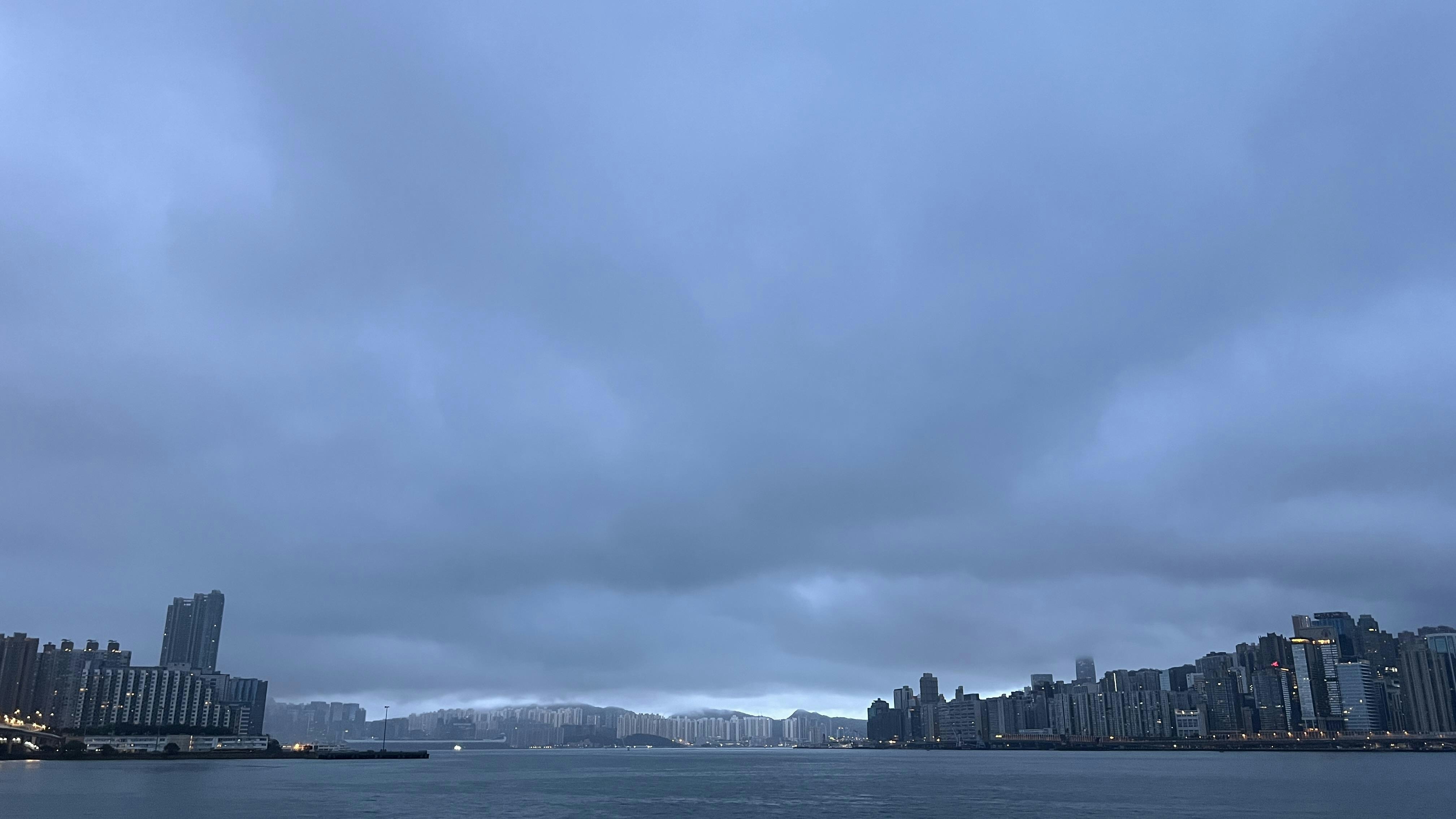 5月5日清晨天阴，乌云覆盖维港上空。（李家杰摄)