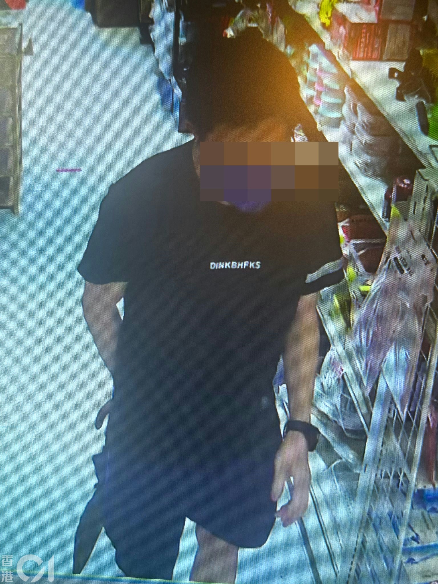 深水埗一间家品店的电话不翼而飞，店员翻查闭路电视才惊觉原来遭到一名戴眼镜的男贼人擸走。（张先生提供）