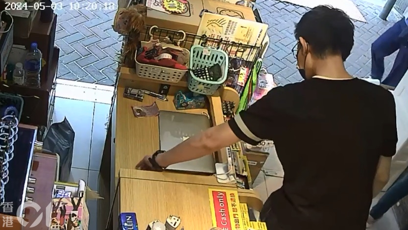 警方于5月3日上午11时17分接获深水埗大埔道54号一间家品店报案，指怀疑一部价值约1000元的电话被一名男子偷去，案件仍在调查中，暂未有人被捕。（张先生提供）