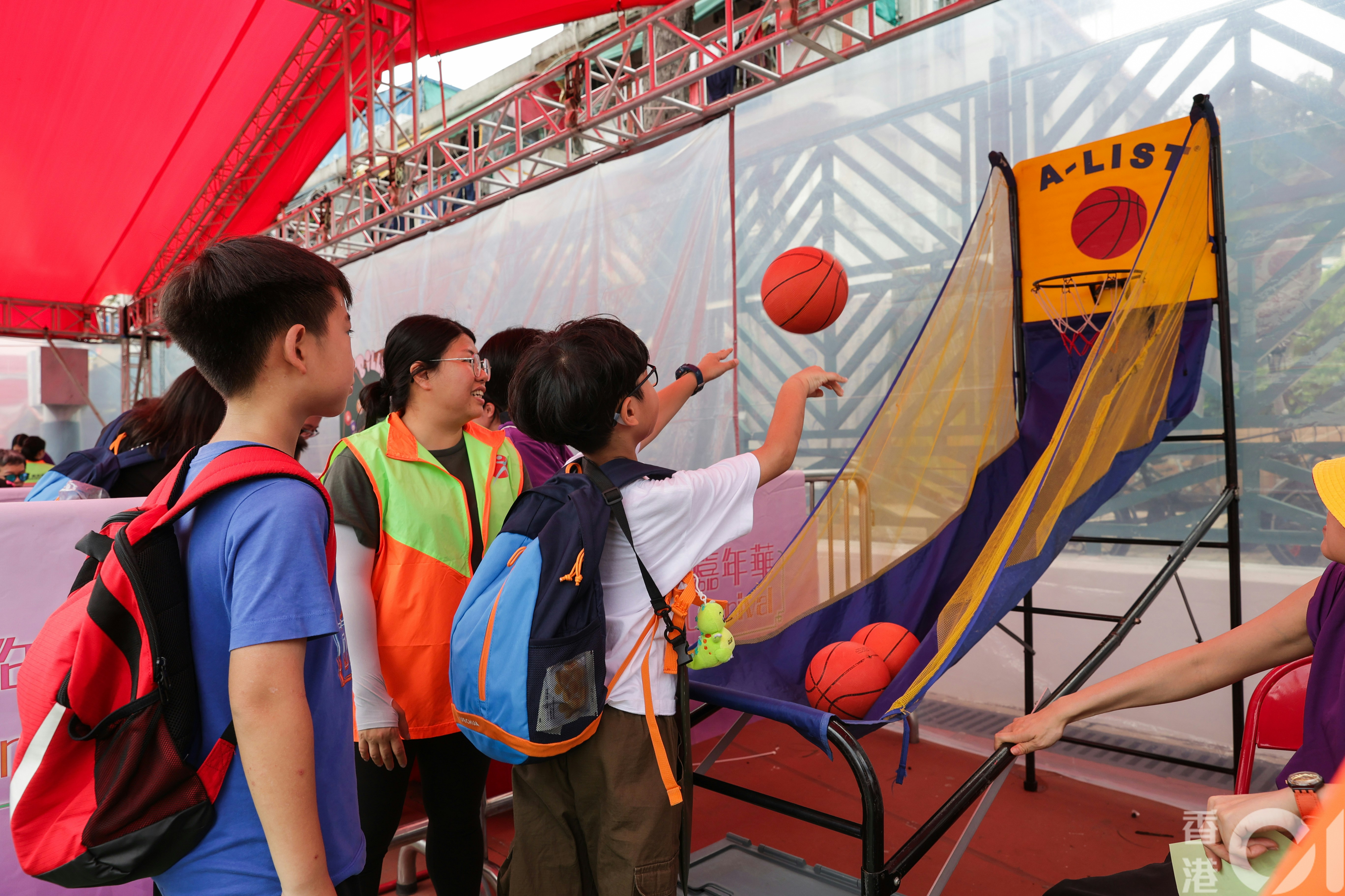 「包山嘉年华2024 攀爬嘉年华」设不同摊位，如乒乓球游戏、回收八法、百发百中射篮球等。（苏炜然摄）