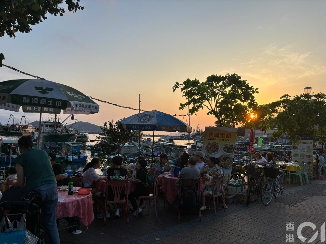 有不少內地旅客在五一假期的最後一天，選擇到離島的長洲旅遊、漫步生活。（梁祖兒攝）