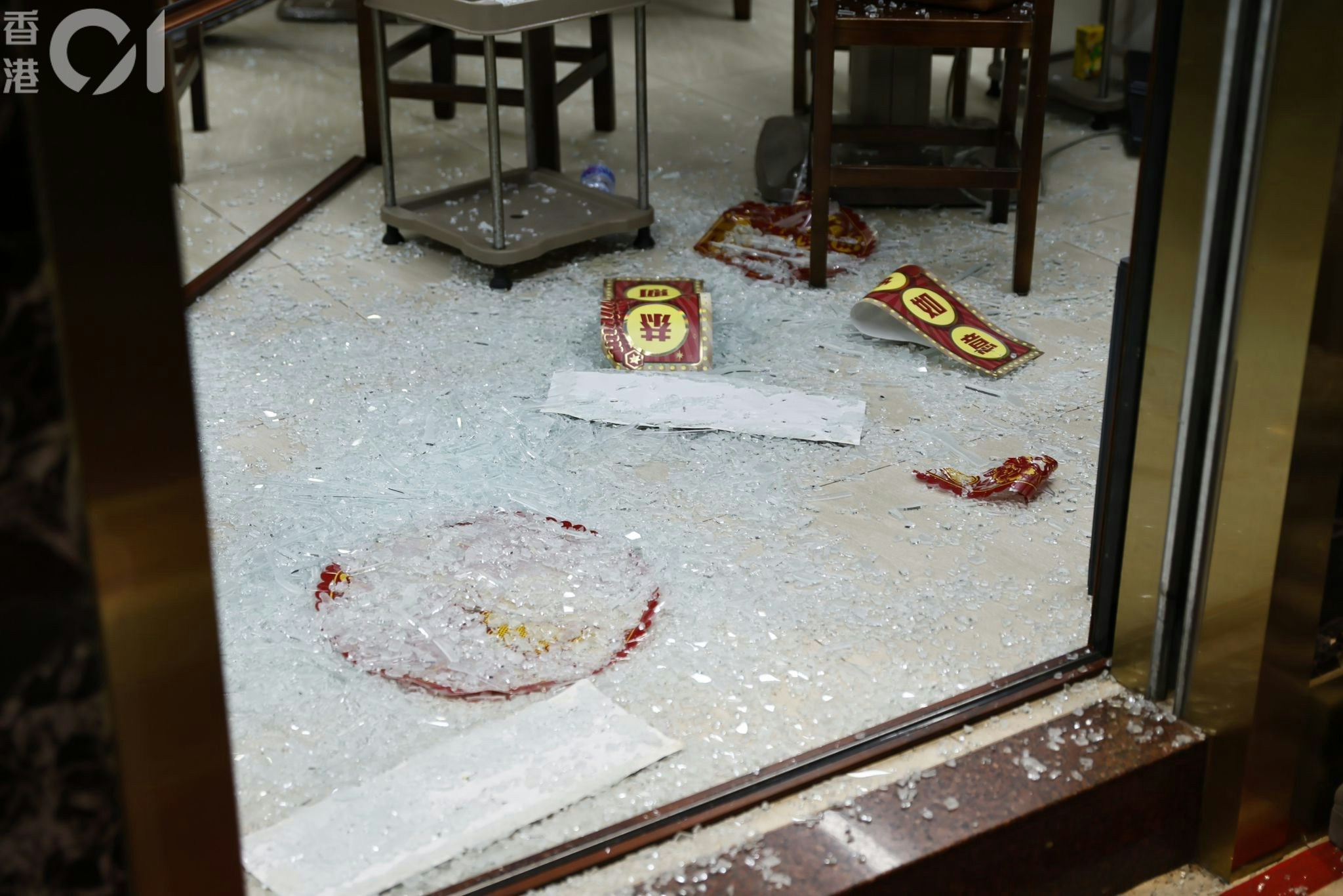 两间麻雀馆被人连环破坏，玻璃门被打爆。(读者提供图片)