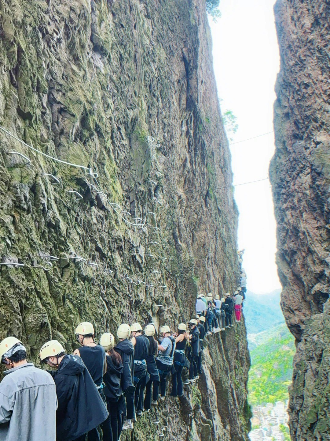 游客体验飞拉达攀岩。（小红书）