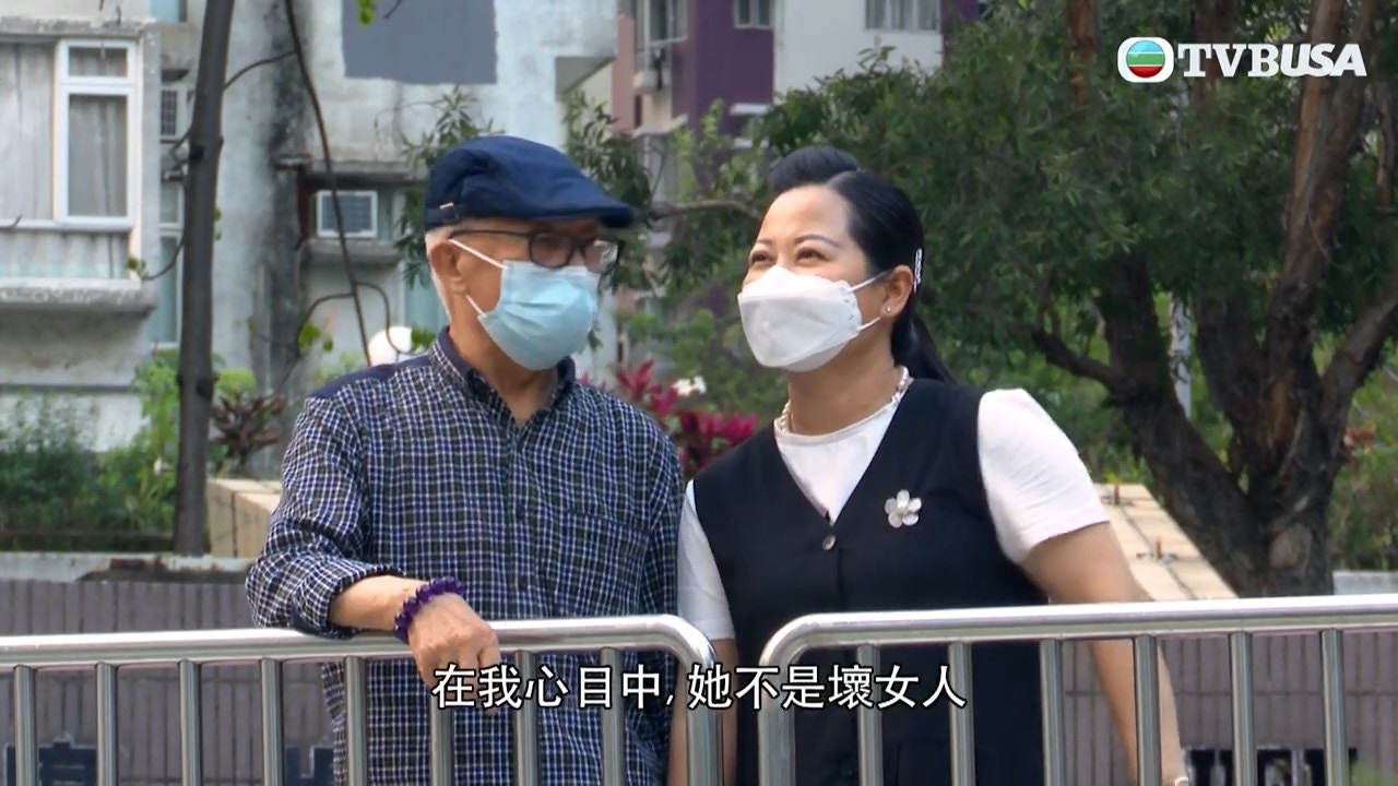 《東張西望》報道，香港1名76歲何姓老伯在街市認識1名46歲內地女子，結識1個月就在對方建議下「火速」結婚，卻因此與子女反目。（《東張西望》畫面）