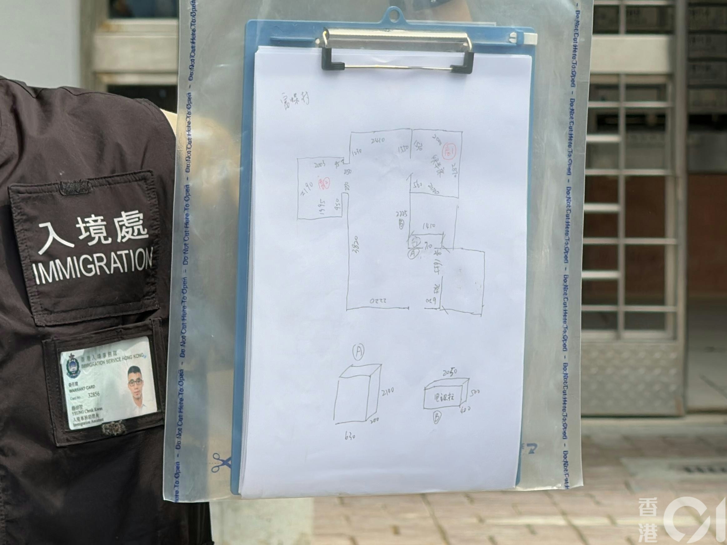 入境处今（6日）锁定了数个住宅单位，采取了代号为「曙光行动」的反非法劳工行动行动，行动中一共拘捕了五名非法劳工，他们全部为内地男子，以旅客的身份入境香港。（蔡正邦摄）