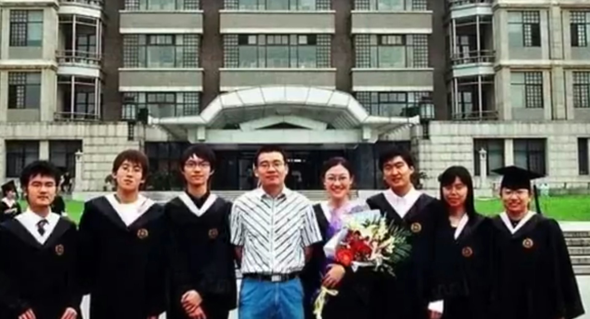 正妹學霸林子畢業於北京大學中文系冷門科系應用語言學專業,是同級學生中唯一從頭到尾讀到畢業的人,目前她在跨領域的學術研究上獨樹一幟。(微博@九派新聞) 正妹學霸林子畢業於北京大學中文系冷門科系應用語言學專業,是同級學生中唯一從頭到尾讀到畢業的人,目前她在跨領域的學術研究上獨樹一幟。(微博@九派新聞)