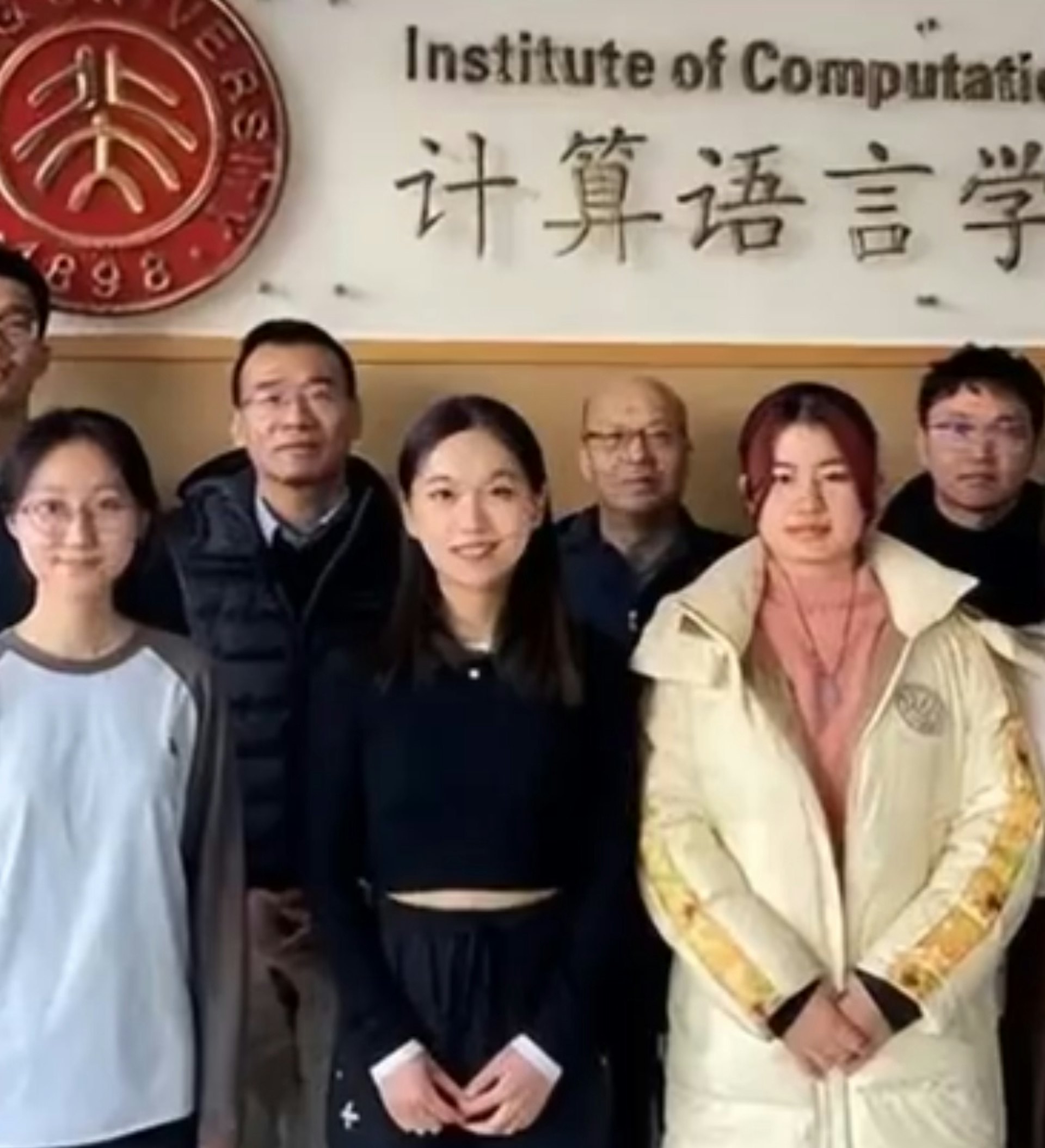 正妹學霸林子畢業於北京大學中文系冷門科系應用語言學專業,是同級學生中唯一從頭到尾讀到畢業的人,目前她在跨領域的學術研究上獨樹一幟。(微博@九派新聞) 正妹學霸林子畢業於北京大學中文系冷門科系應用語言學專業,是同級學生中唯一從頭到尾讀到畢業的人,目前她在跨領域的學術研究上獨樹一幟。(微博@九派新聞)