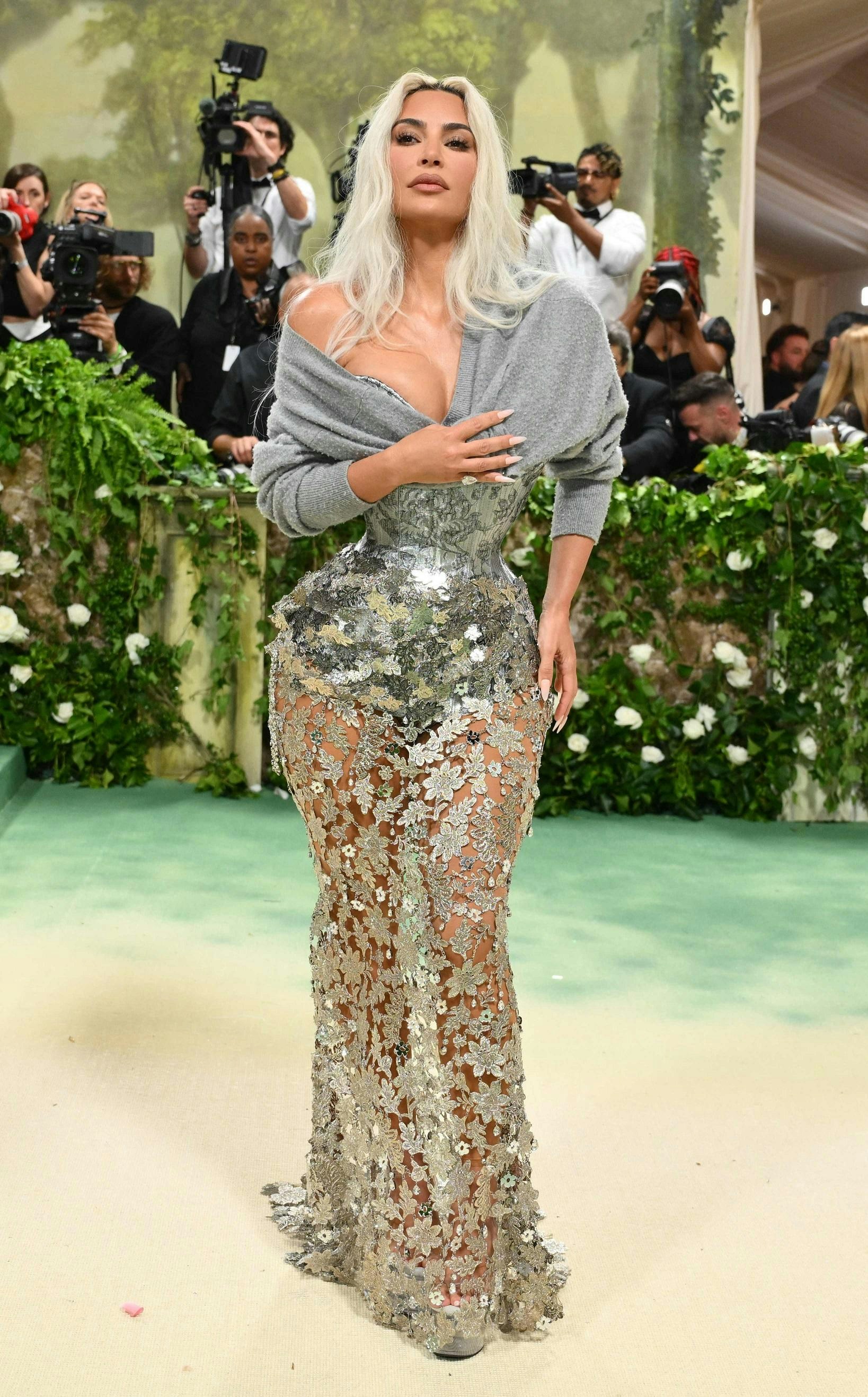 Kim Kardashian以Schiaparelli 的晚裝登場。（VCG）