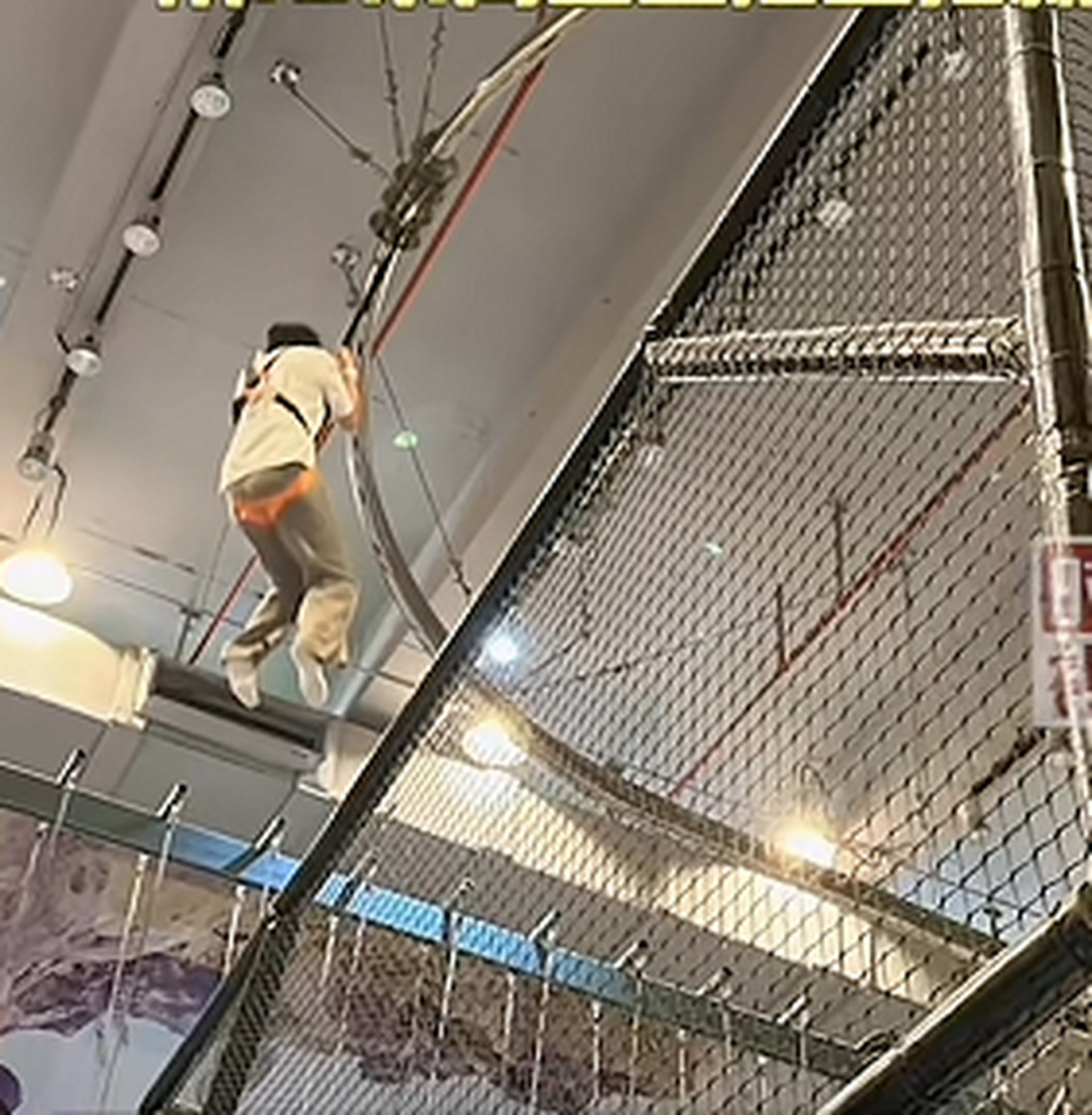 女童從遊樂設施12米高空墮落，家長稱，店舖工作人員未給女兒繫好安全帶。（影片截圖）