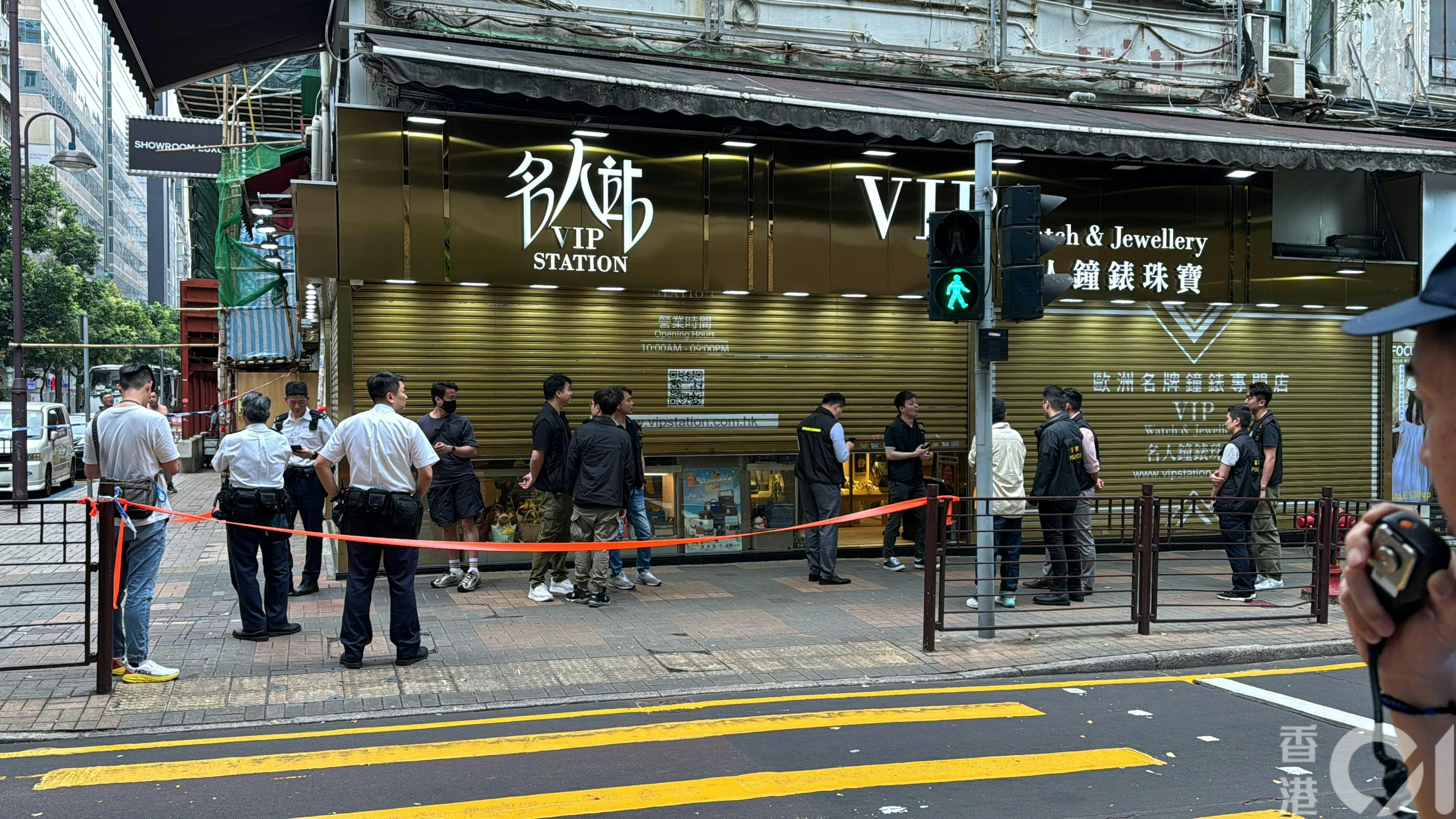 大批军装警员及便衣探员赶至珠宝店调查。（翁钰辉摄）