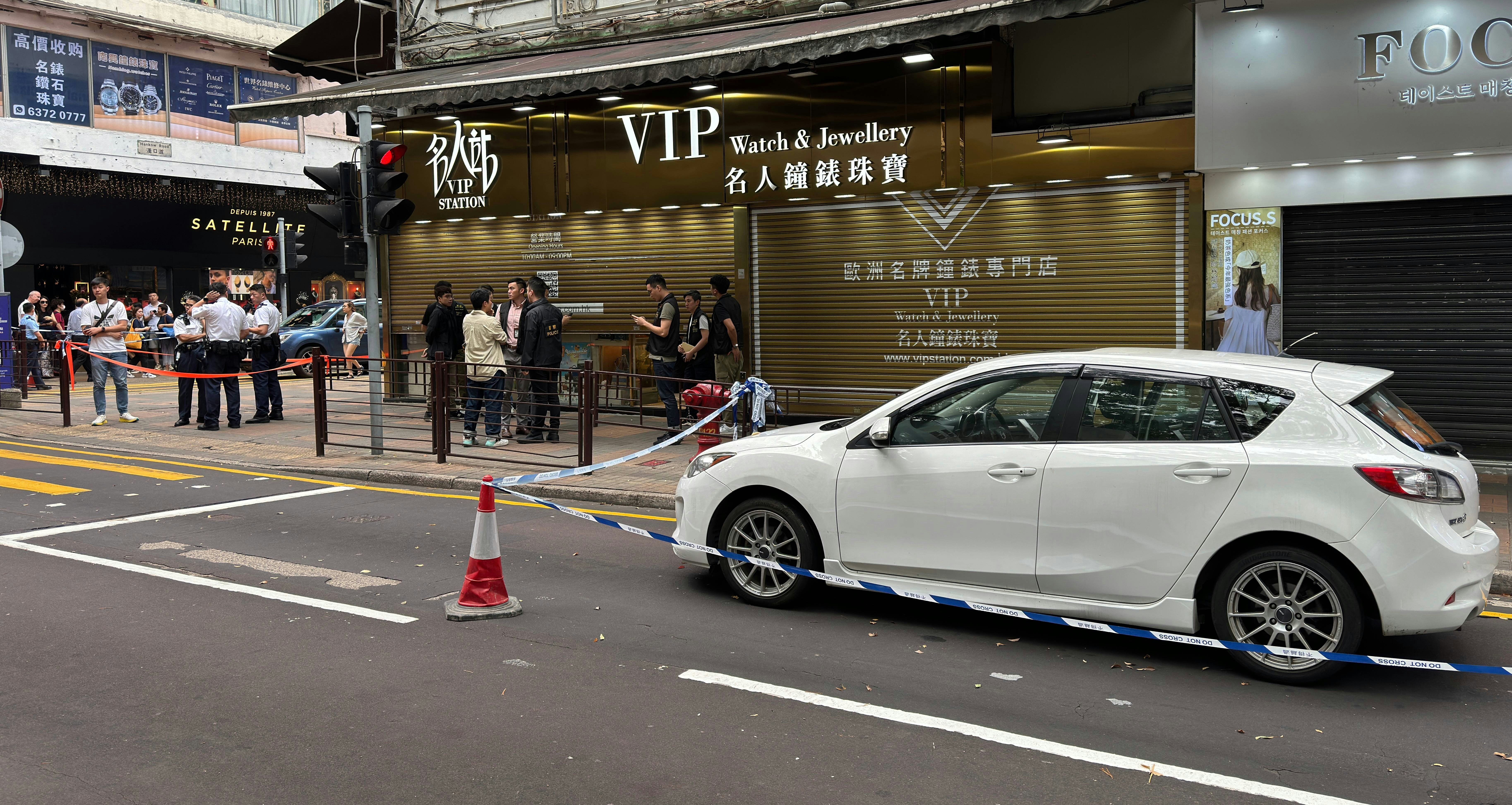 警方封锁海防道与汉口道交界，并查封门外一部白色私家车。（翁钰辉摄）