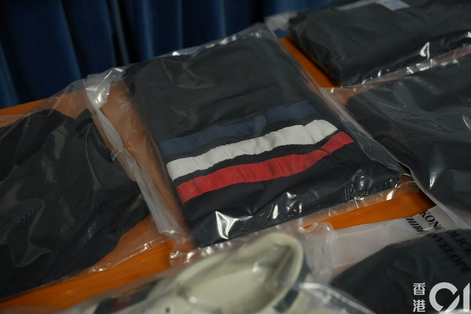 警方检获大批证物，包括疑犯在案发时穿著的衣物。（左朗星摄）