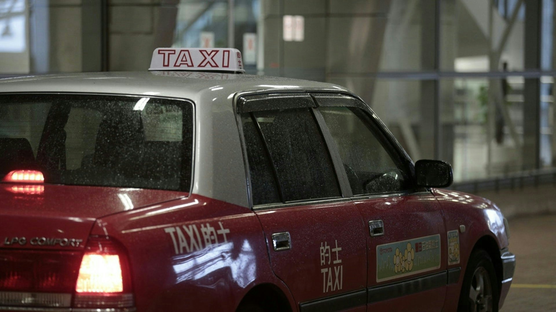 有的士司機疑似目擊別人女友「偷情」現場,在討論區發文列出該女生對話內容特徵,呼籲「巴打及早認清事實,回頭是岸啦」。(資料圖片)