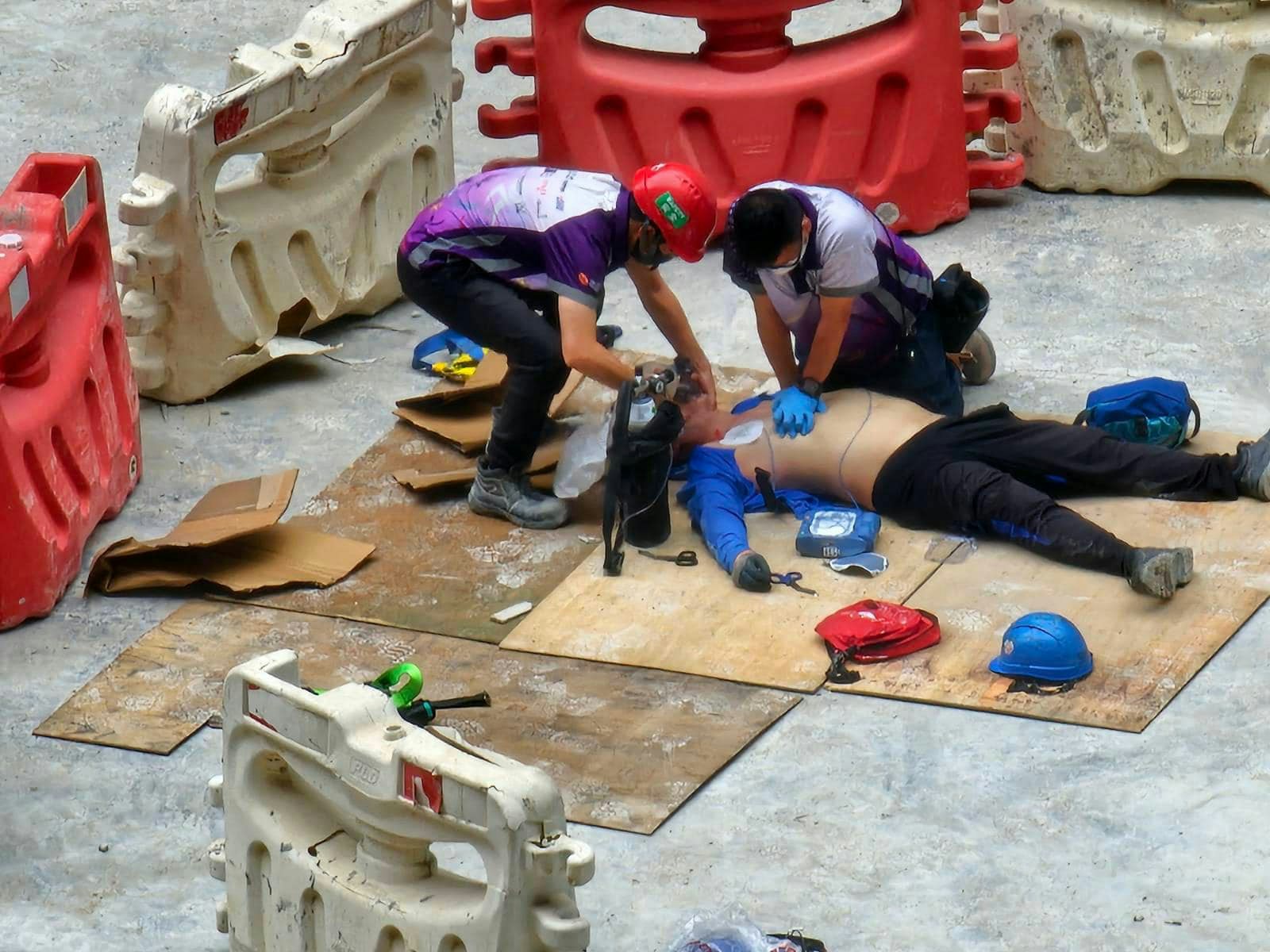 启德体育园5月8日早上发生工业意外，一名男工人在升降台上晕倒，在场人员为他进行心外压急救。（马路的事 (即时交通资讯台)fb/Bosco Chu）