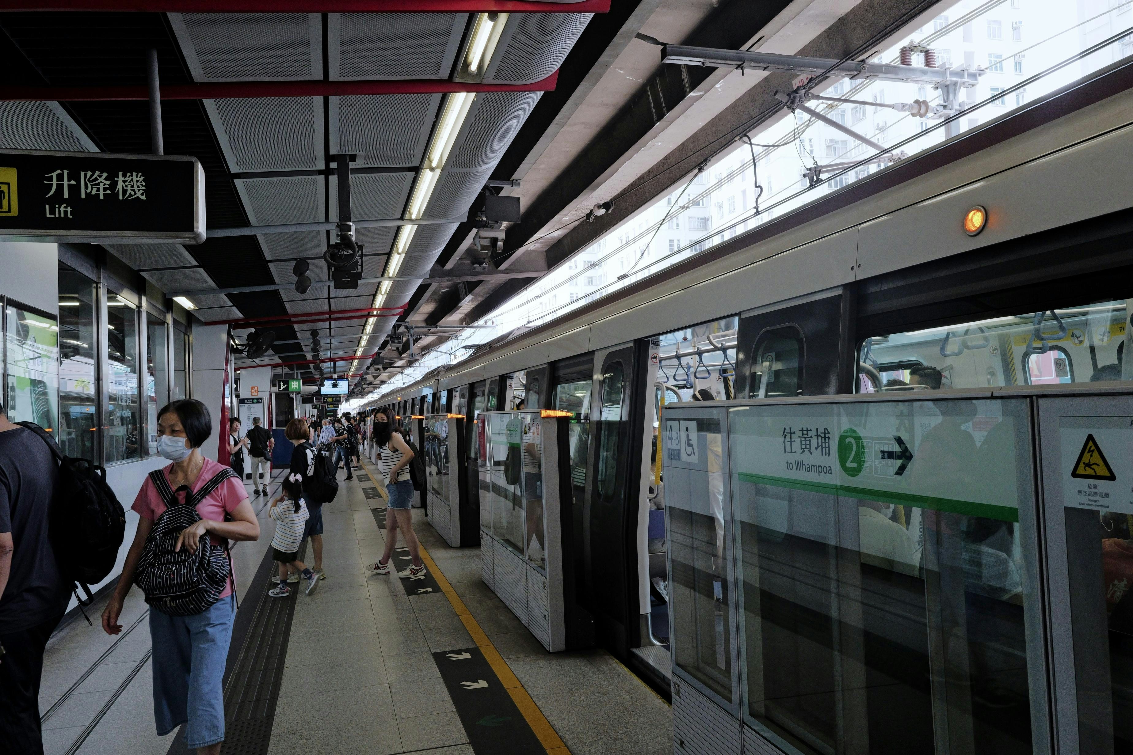 港铁7月28日观塘线太子至何文田站暂停列车服务，当日太子站将成为荃湾线与观塘线的唯一转车站。（欧嘉乐摄）