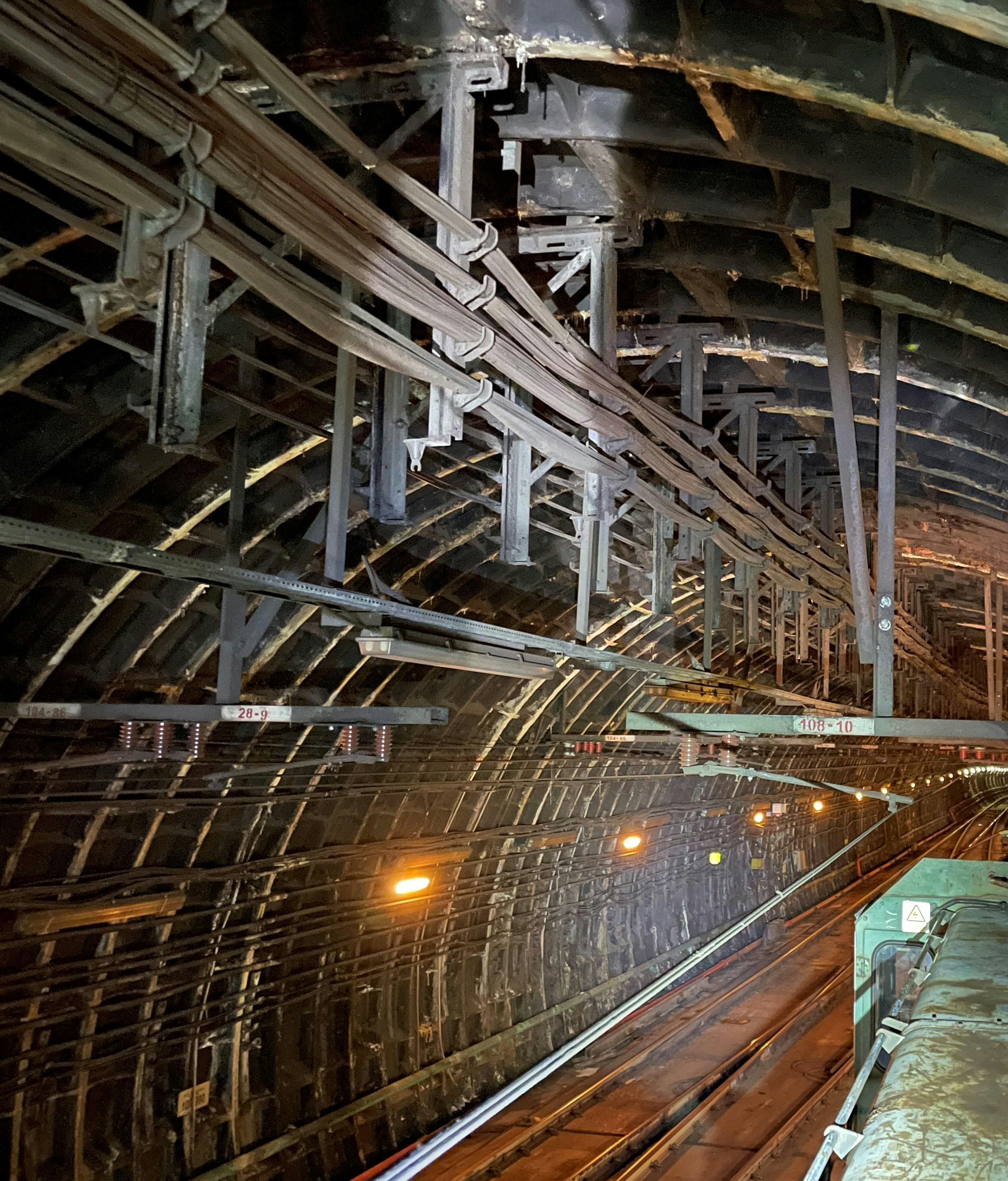 港铁解释，今次工程位于油麻地站附近的交叉渡线，隧道顶部高7米，比一般隧道高，且须要更换逾50个电缆吊架，工程较复杂，须一气呵成下完成，故无法在一般收车后的「黄金两小时」内进行更新。（港铁提供）