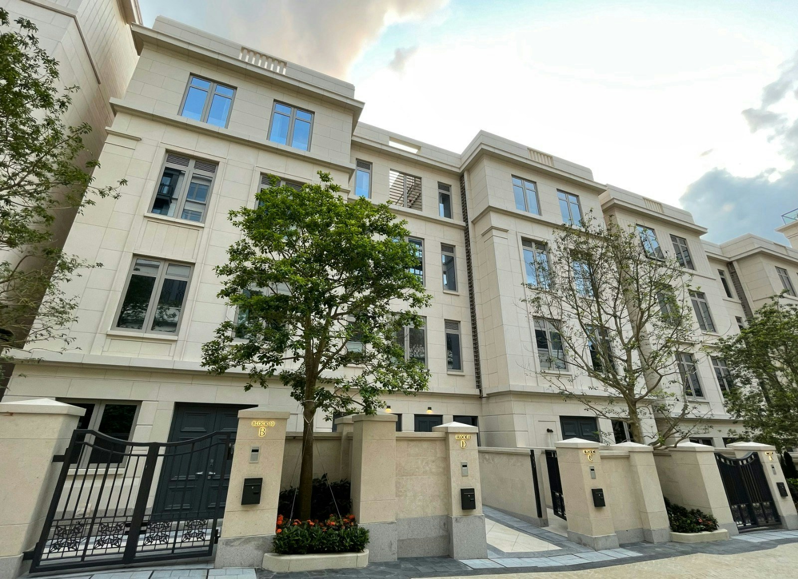 山頂南區上月交投量升3成租務急漲5成、深水灣大宅月租23萬