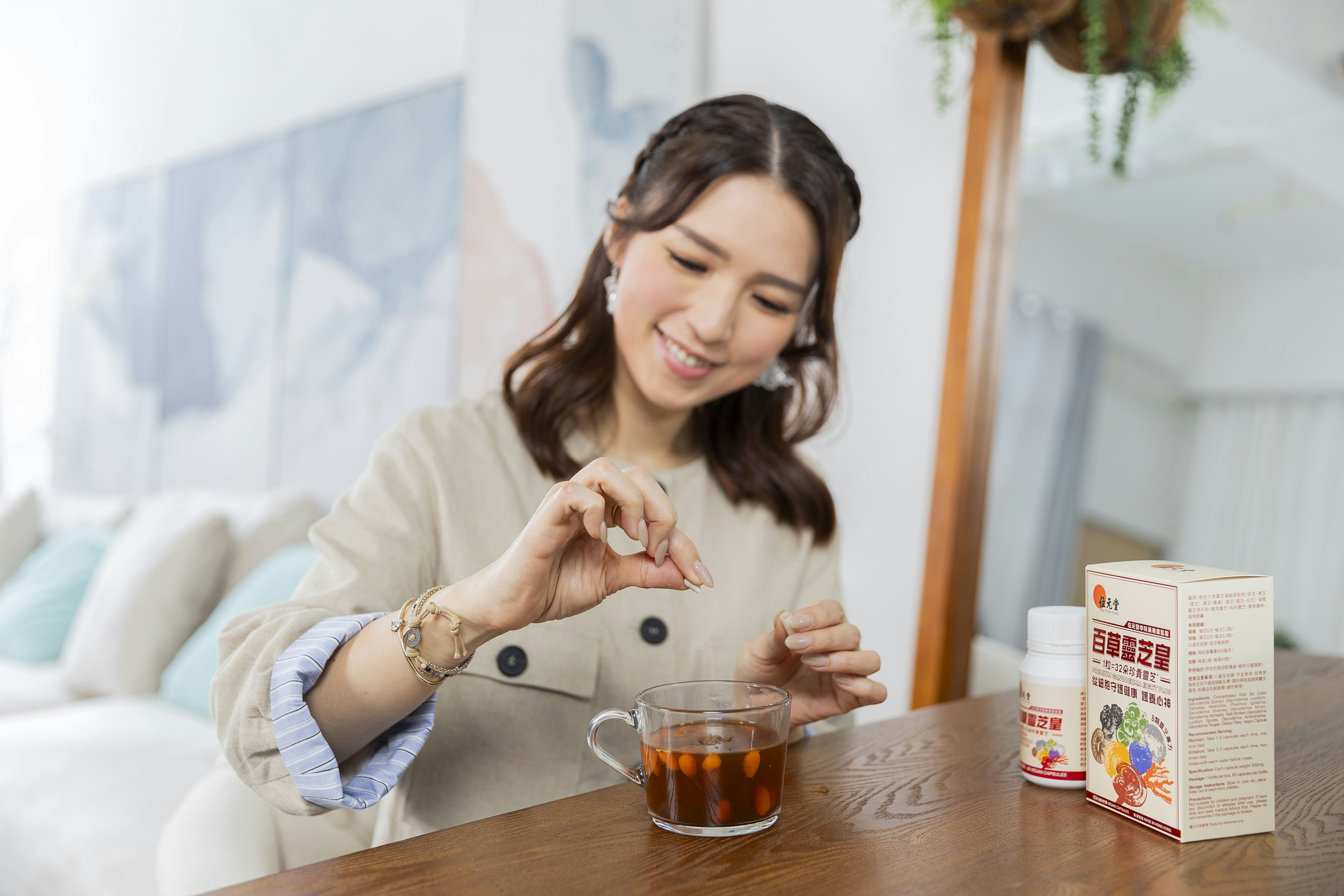 位元堂百草靈芝皇可配合杞子水服用。