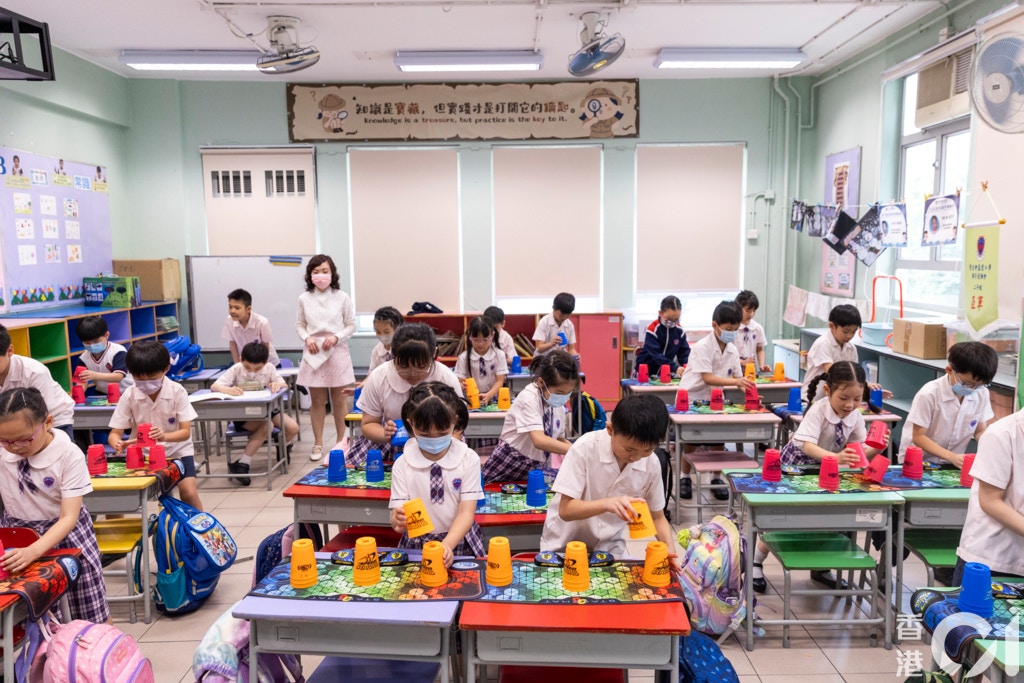 聖公會基愛小學設有多個項目，圖為小二學生參加速疊杯。（陳葦慈攝）