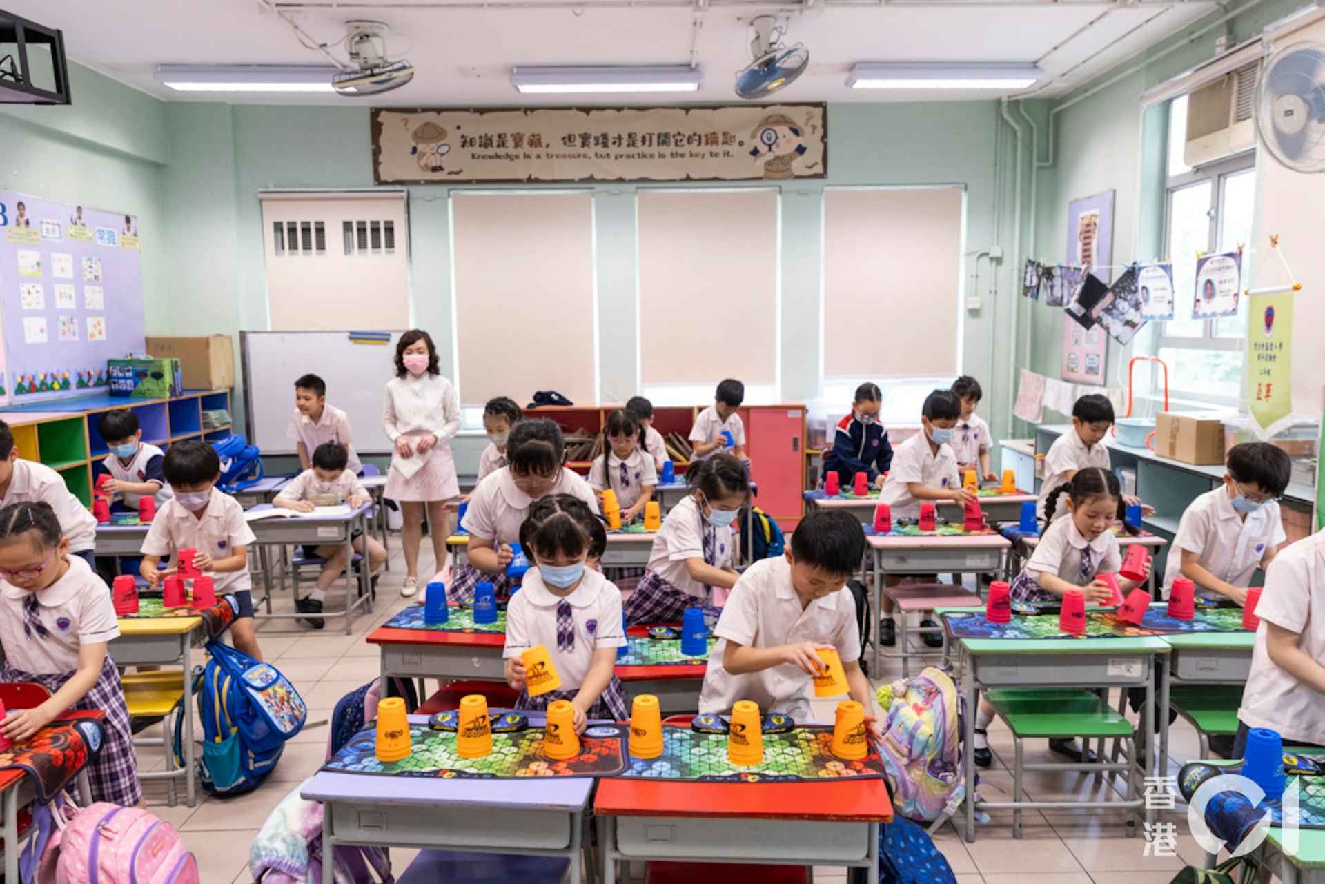 聖公會基愛小學設有多個項目,圖為小二學生參加速疊杯。(陳葦慈攝) 聖公會基愛小學設有多個項目,圖為小二學生參加速疊杯。(陳葦慈攝)