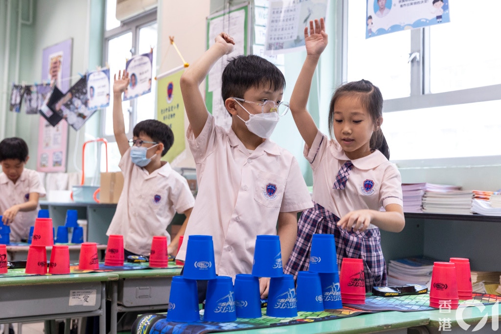聖公會基愛小學設有多個項目，圖為小二學生參加速疊杯。（陳葦慈攝）